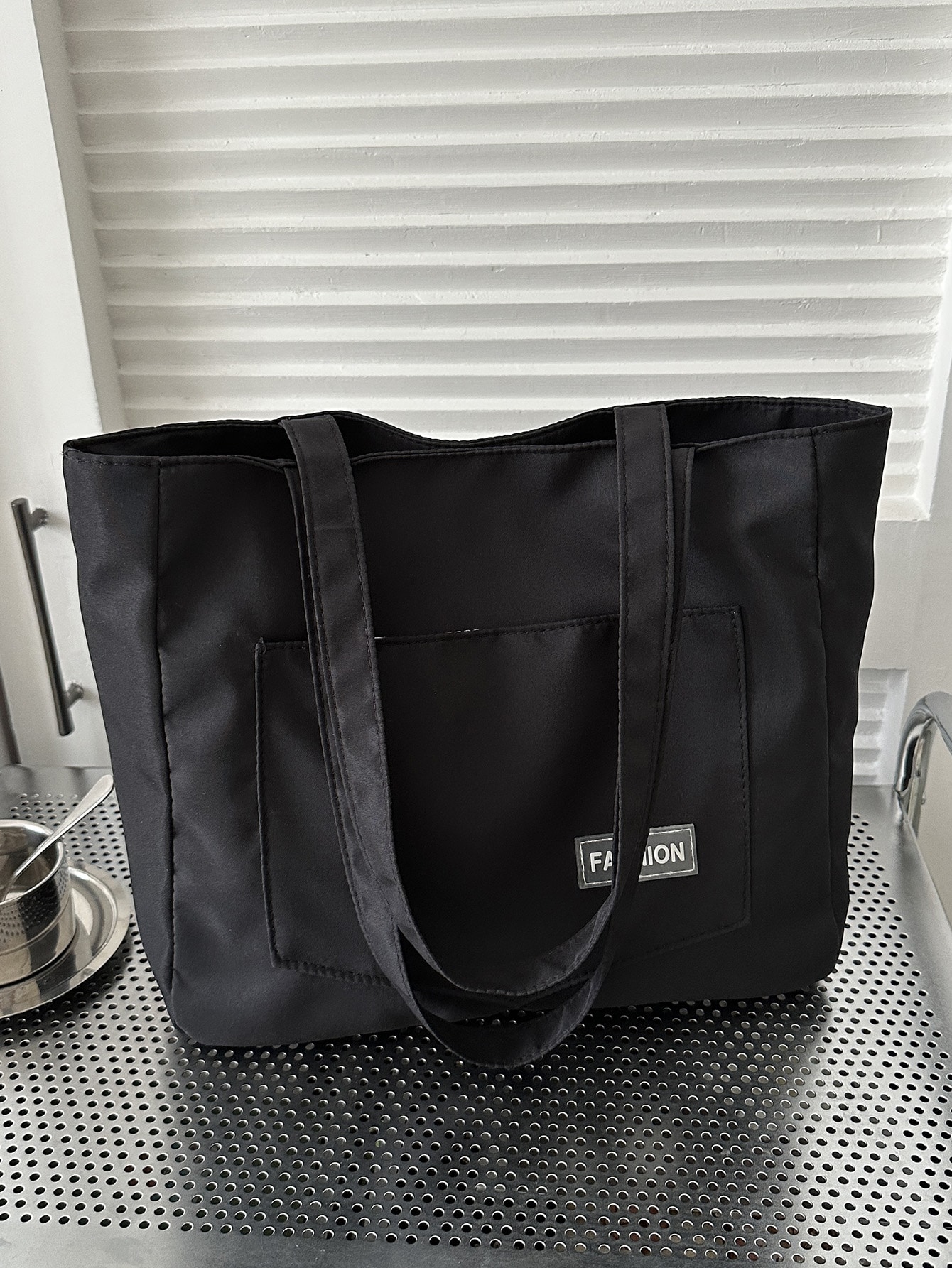 Женская большая сумка-тоут с буквенным принтом, черный новая сумка через плечо женская сумка нишевая губчатая сумка margiela многофункциональная наплечная сумка на плечо с полумесяцем