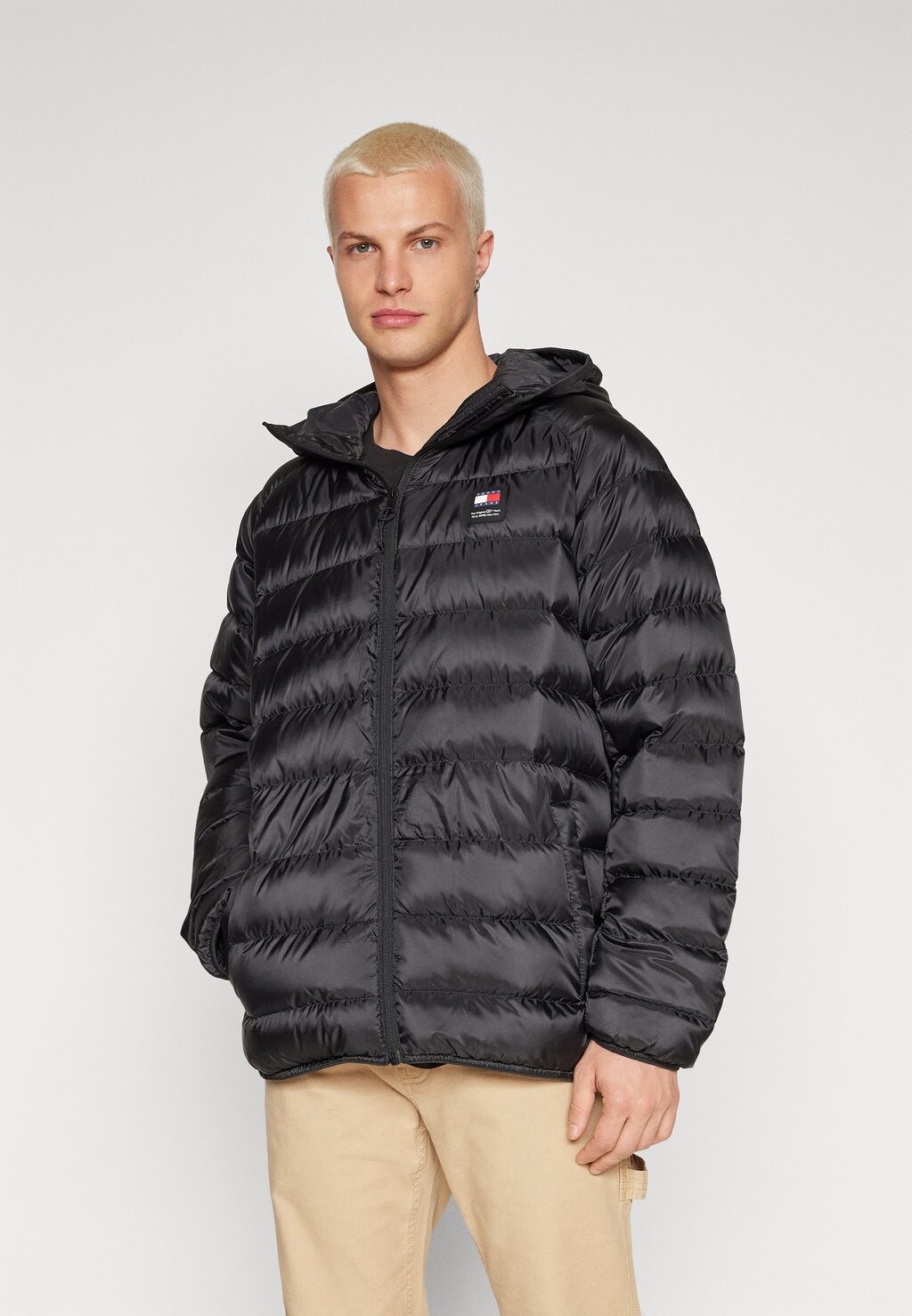 

Куртка Tommy Jeans КУРТКА С КАПЮШОНОМ, черный