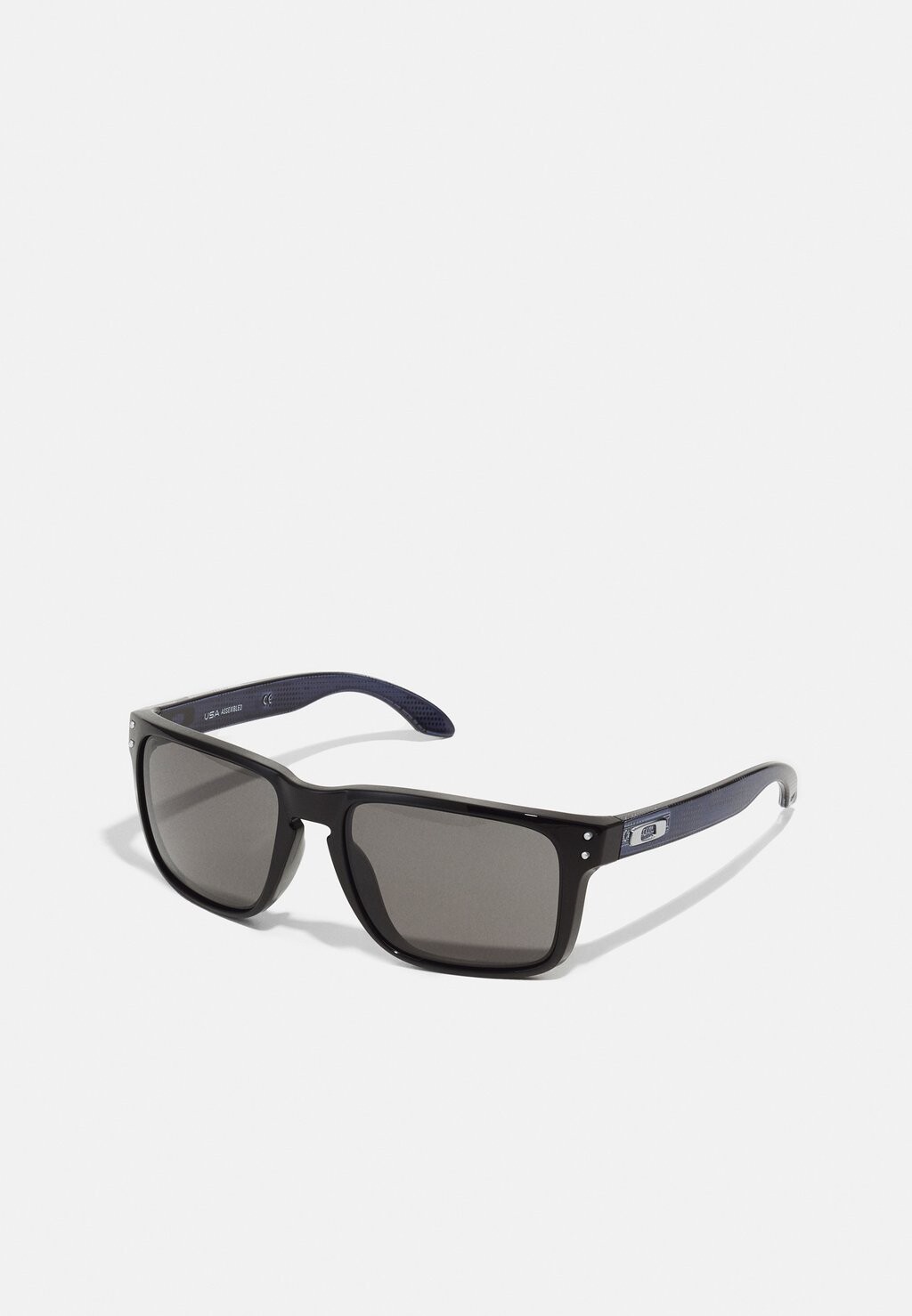 

Солнцезащитные очки Oakley