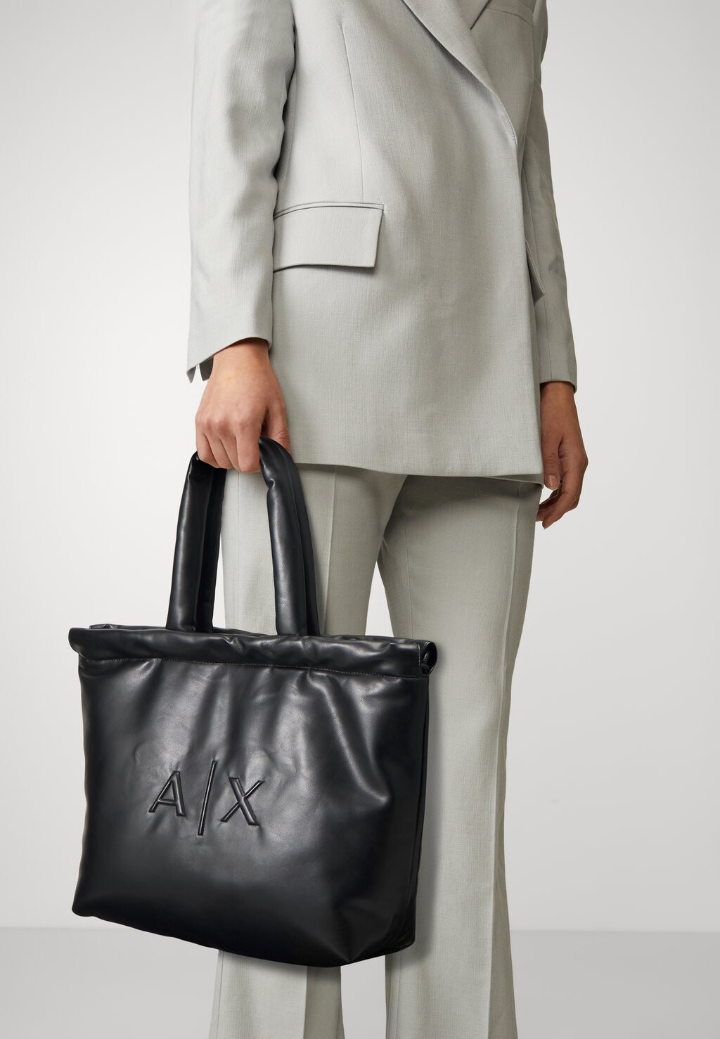 

Большая сумка Armani Exchange, черный