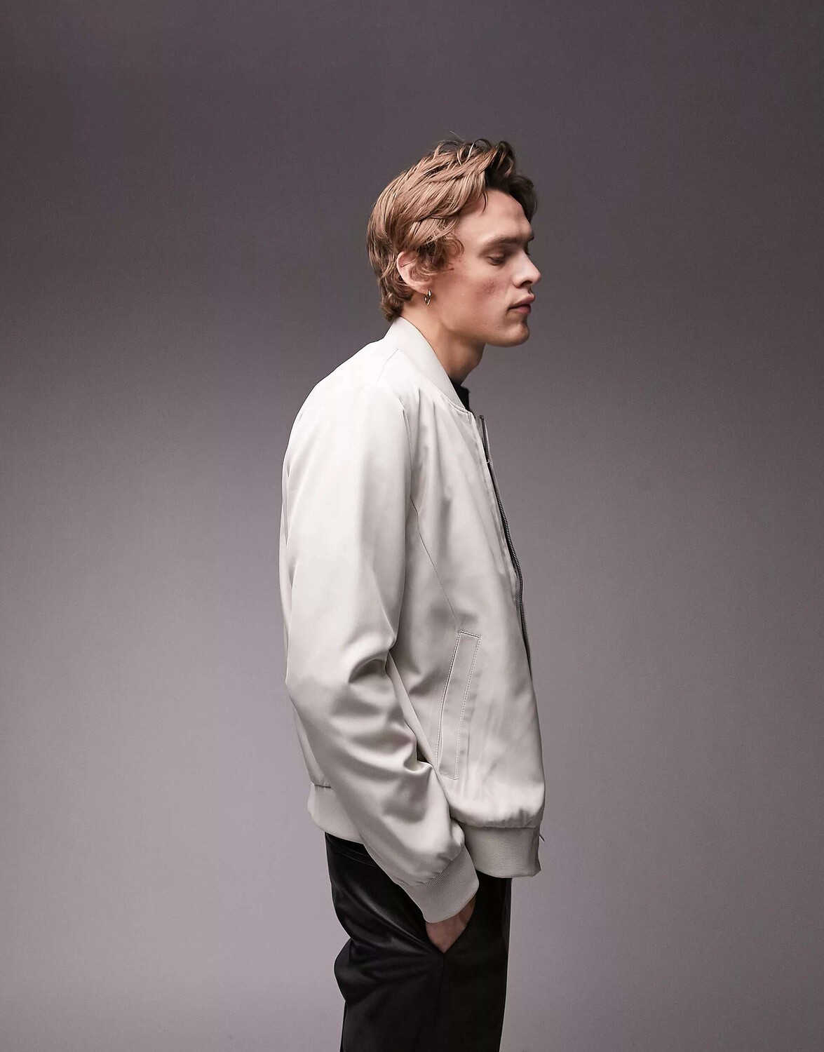 

Легкий бомбер классического кроя Topman