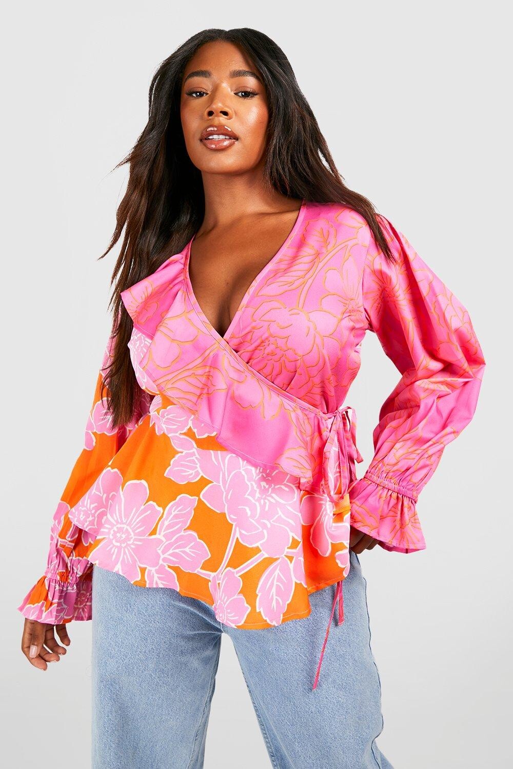 

Топ с запахом и цветочными руфами plus Boohoo, розовый