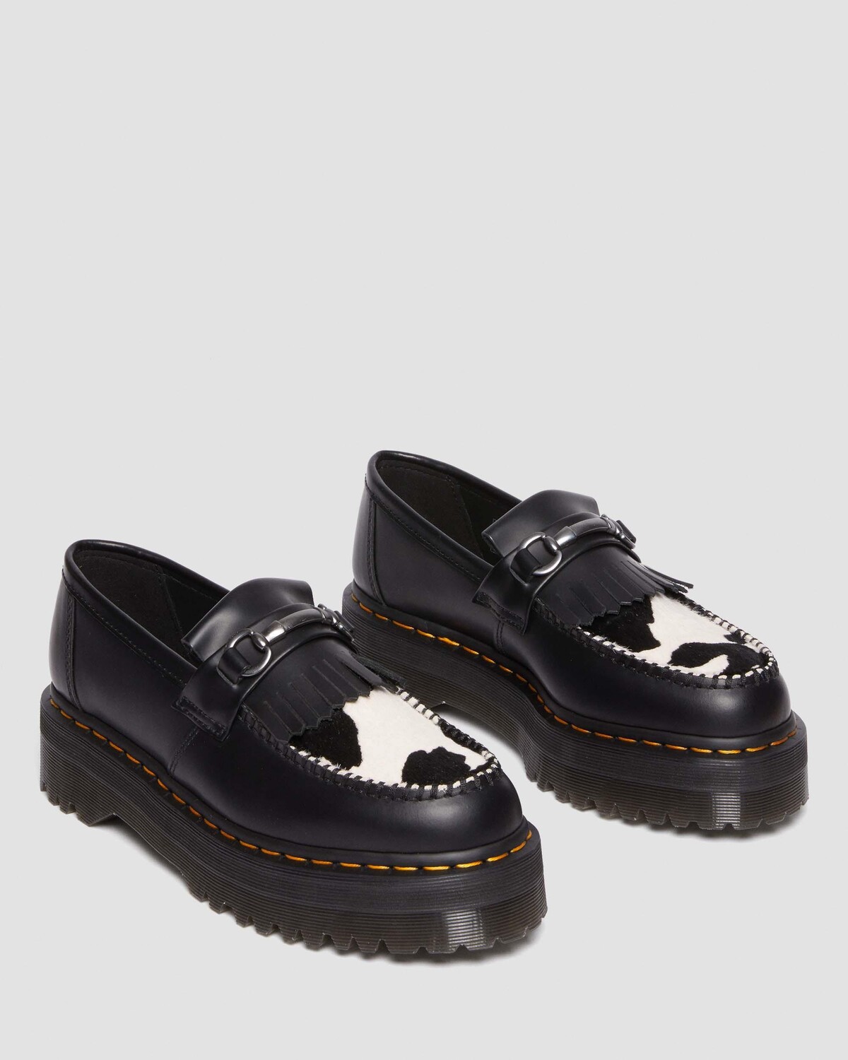 

Кожаные лоферы-килти с волосами и коровьим принтом Adrian Snaffle Dr. Martens
