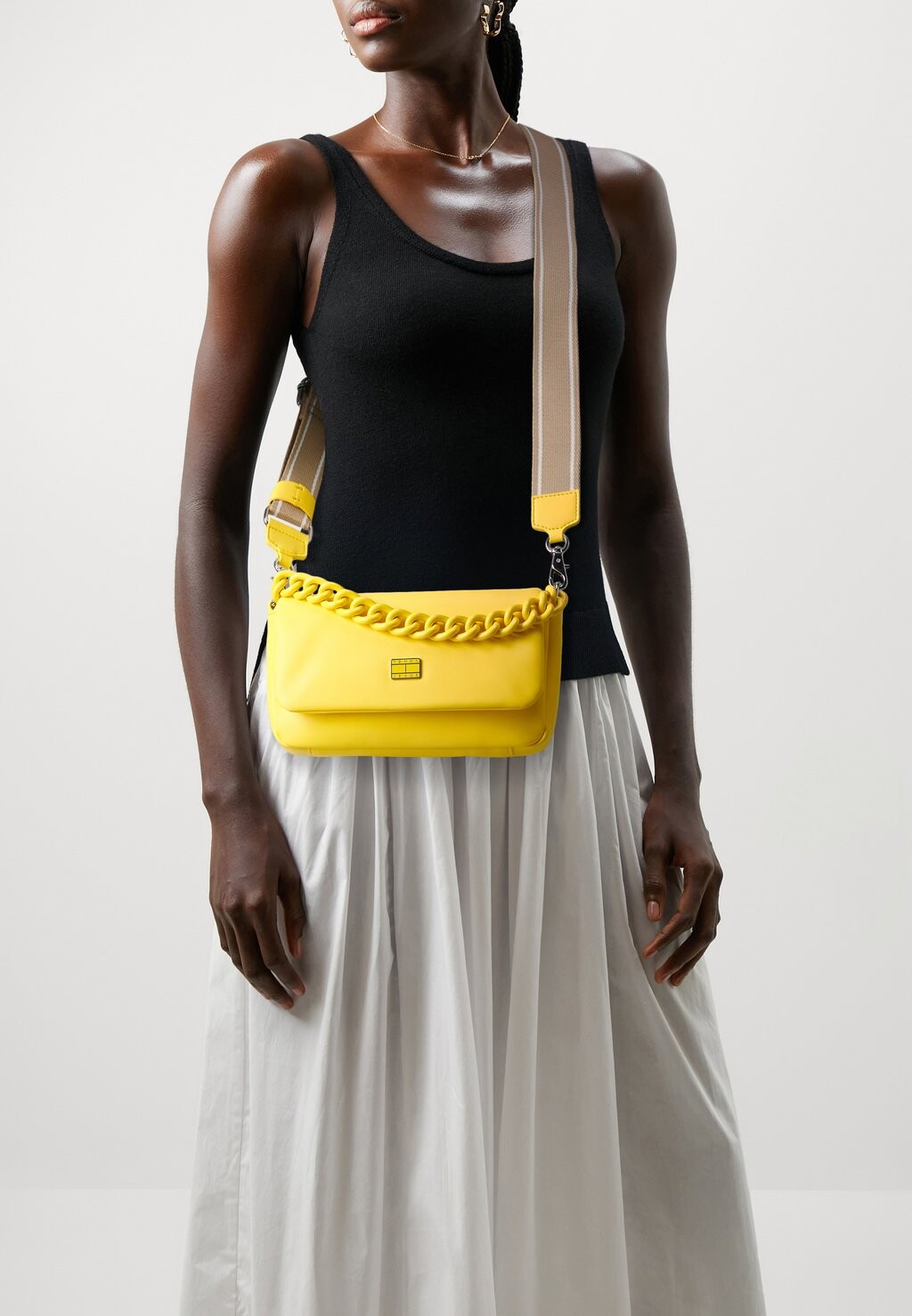 

Сумка через плечо CITY WIDE FLAP CROSSOVER Tommy Jeans, цвет warm yellow