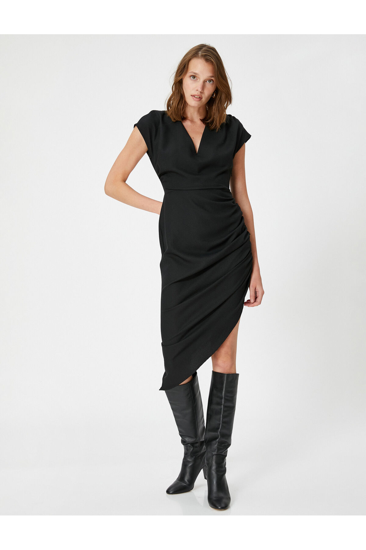 Асимметричное платье V-образный вырез с драпировкой и коротким рукавом Koton, черный цена и фото
