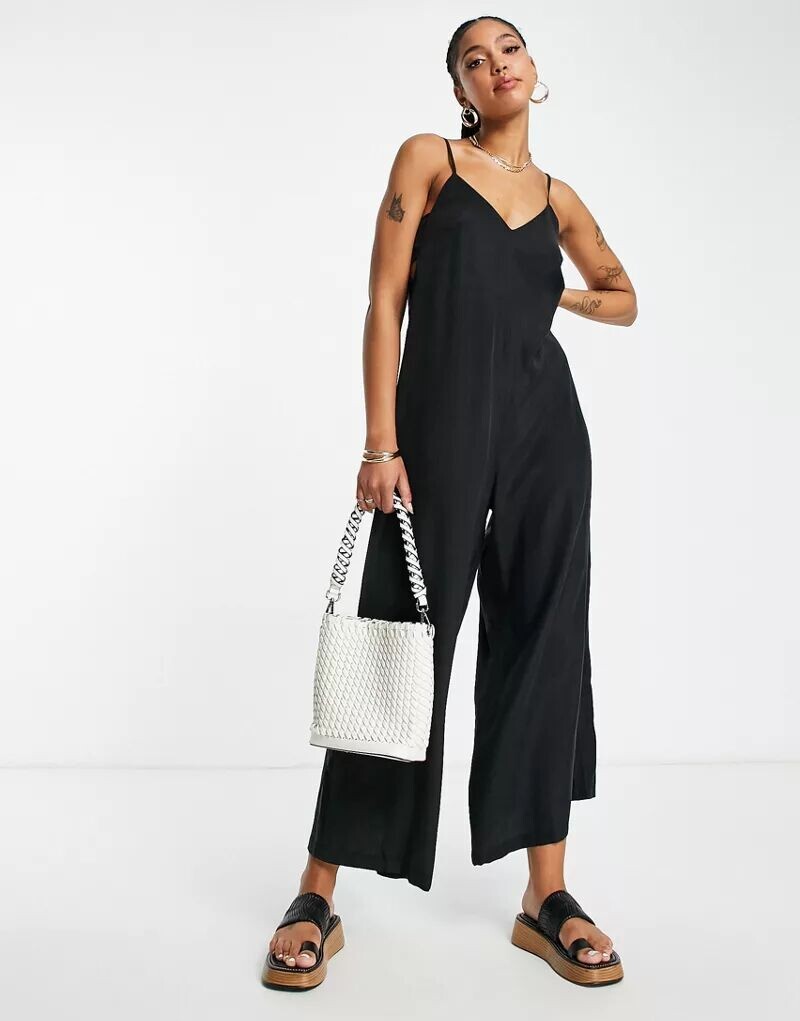 

Черный комбинезон на бретельках с открытой спиной Topshop