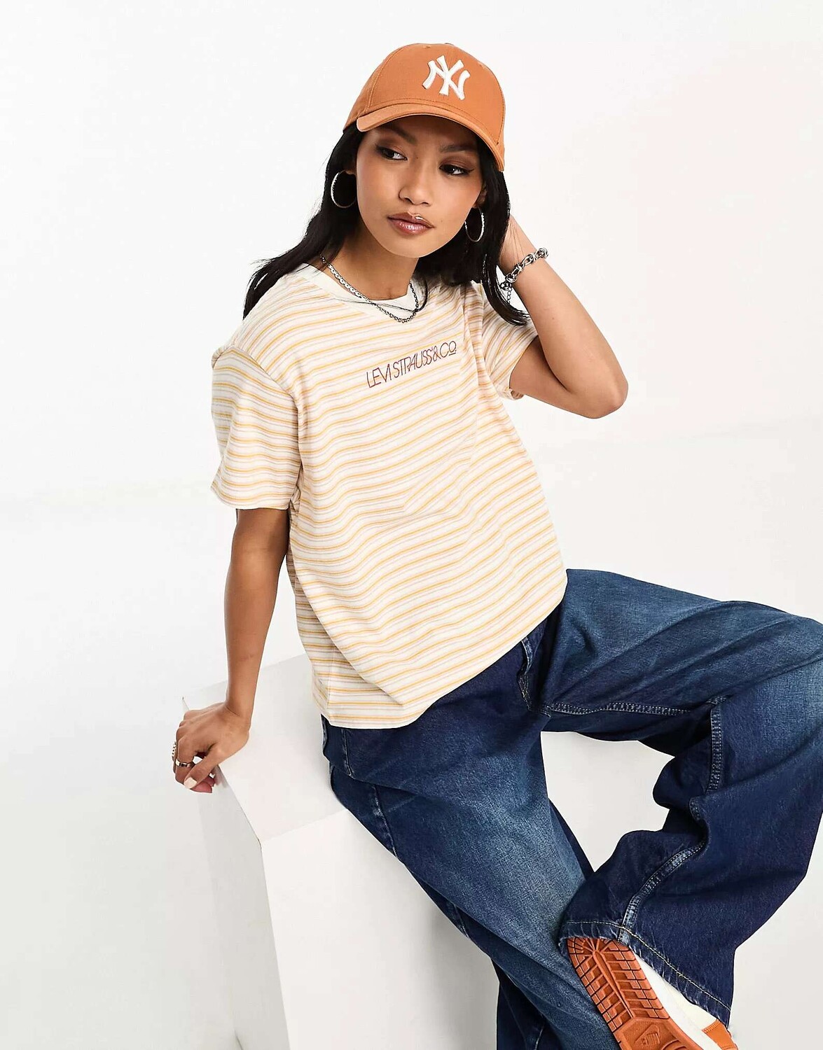 

Университетская футболка Levi's с жемчужной полоской тофу