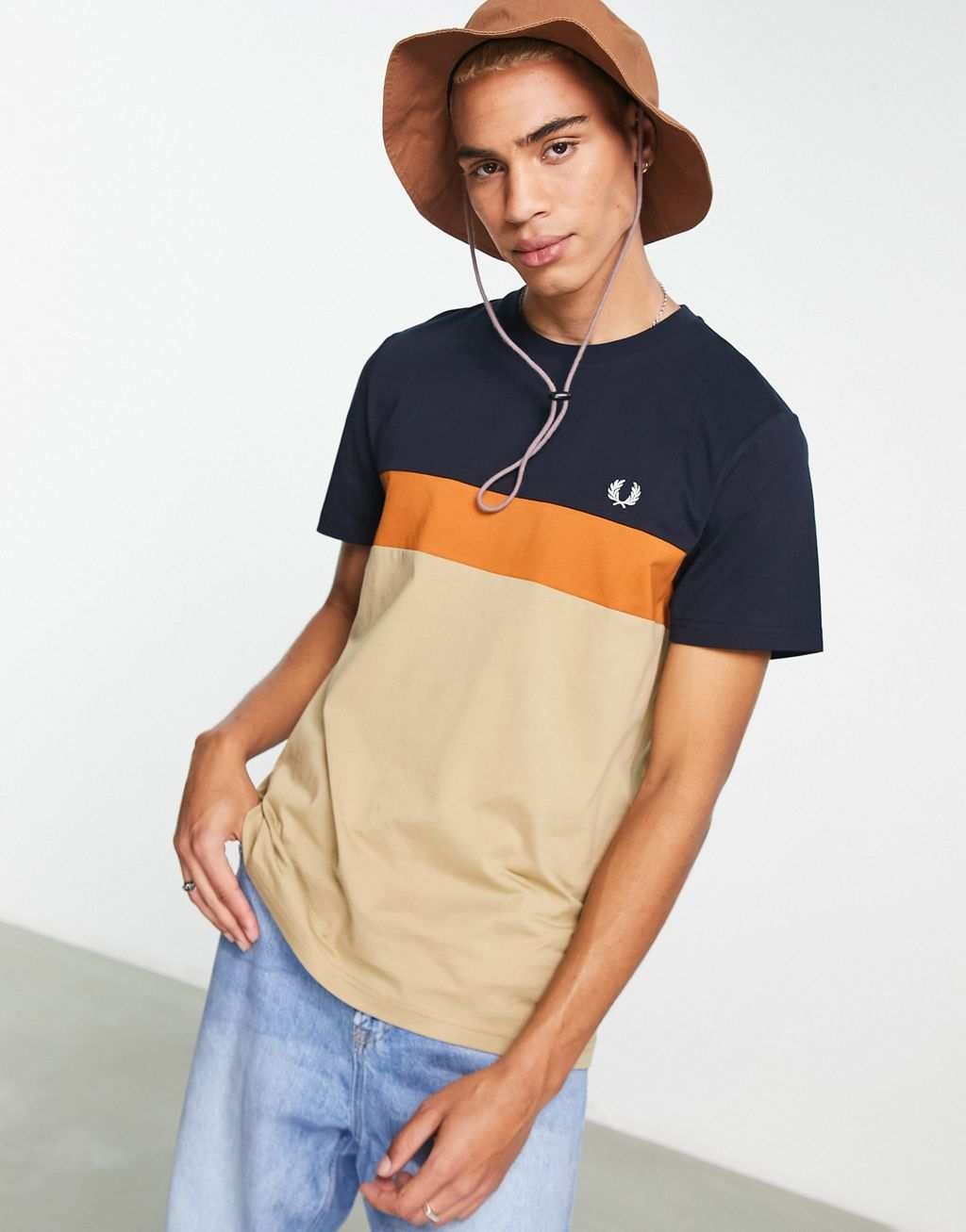 

Футболка в стиле колор-блок Fred Perry с камнем