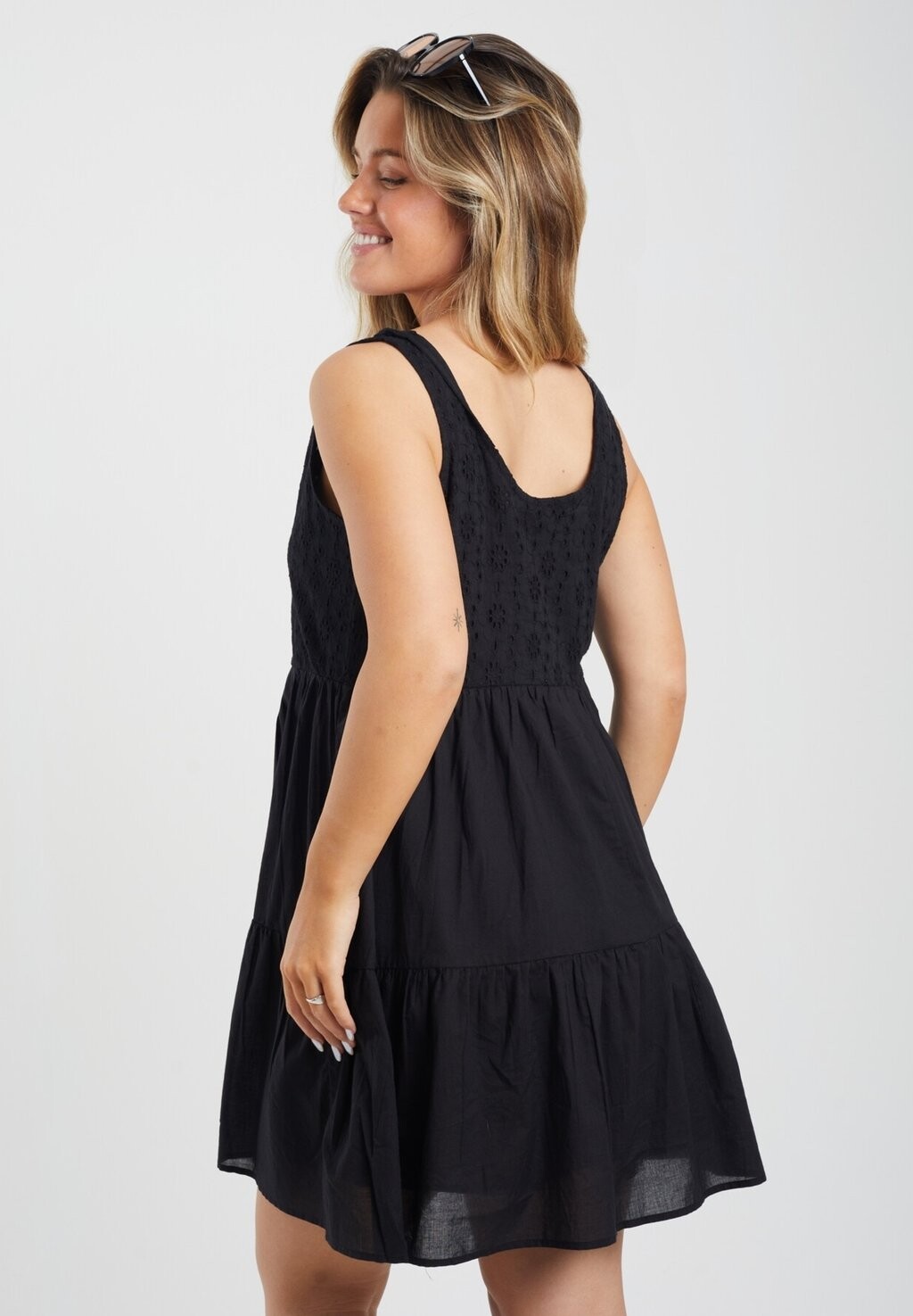 

Дневное платье ANITA EMBROIDERED BUST TIERED SMOCK Brave Soul, черный