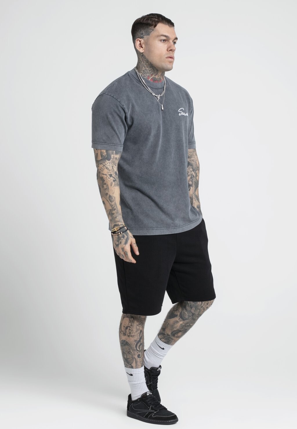 

Футболка с принтом SIKSILK, черный