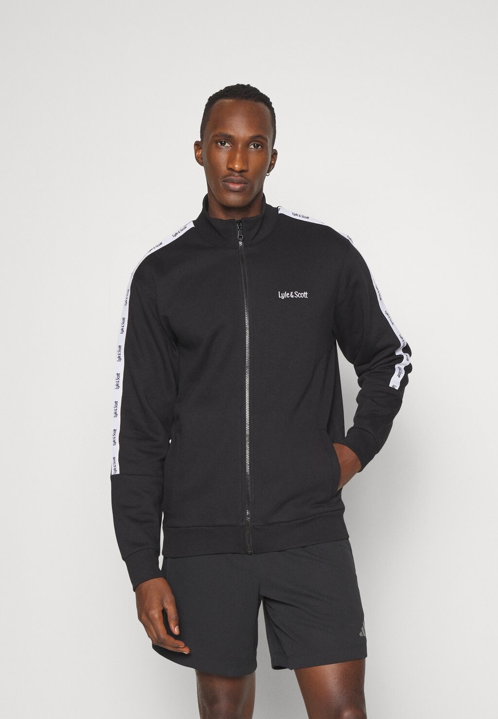 

Толстовка на молнии Lyle & Scott TAPE TRACK, цвет jet black