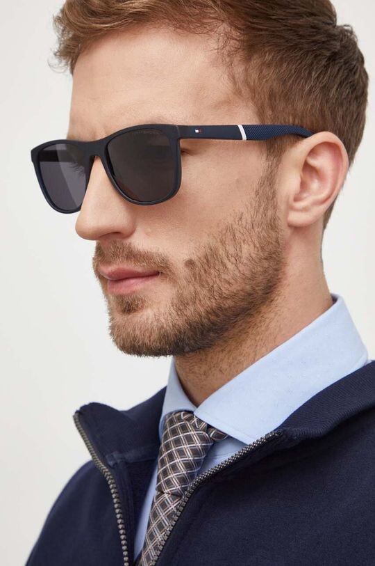 

Солнцезащитные очки Tommy Hilfiger, черный
