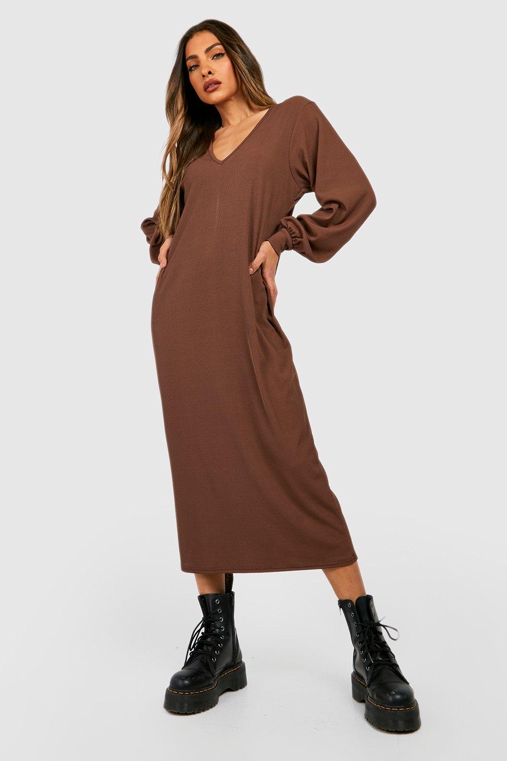 цена Комфортное платье миди в рубчик с V-образным вырезом boohoo, коричневый