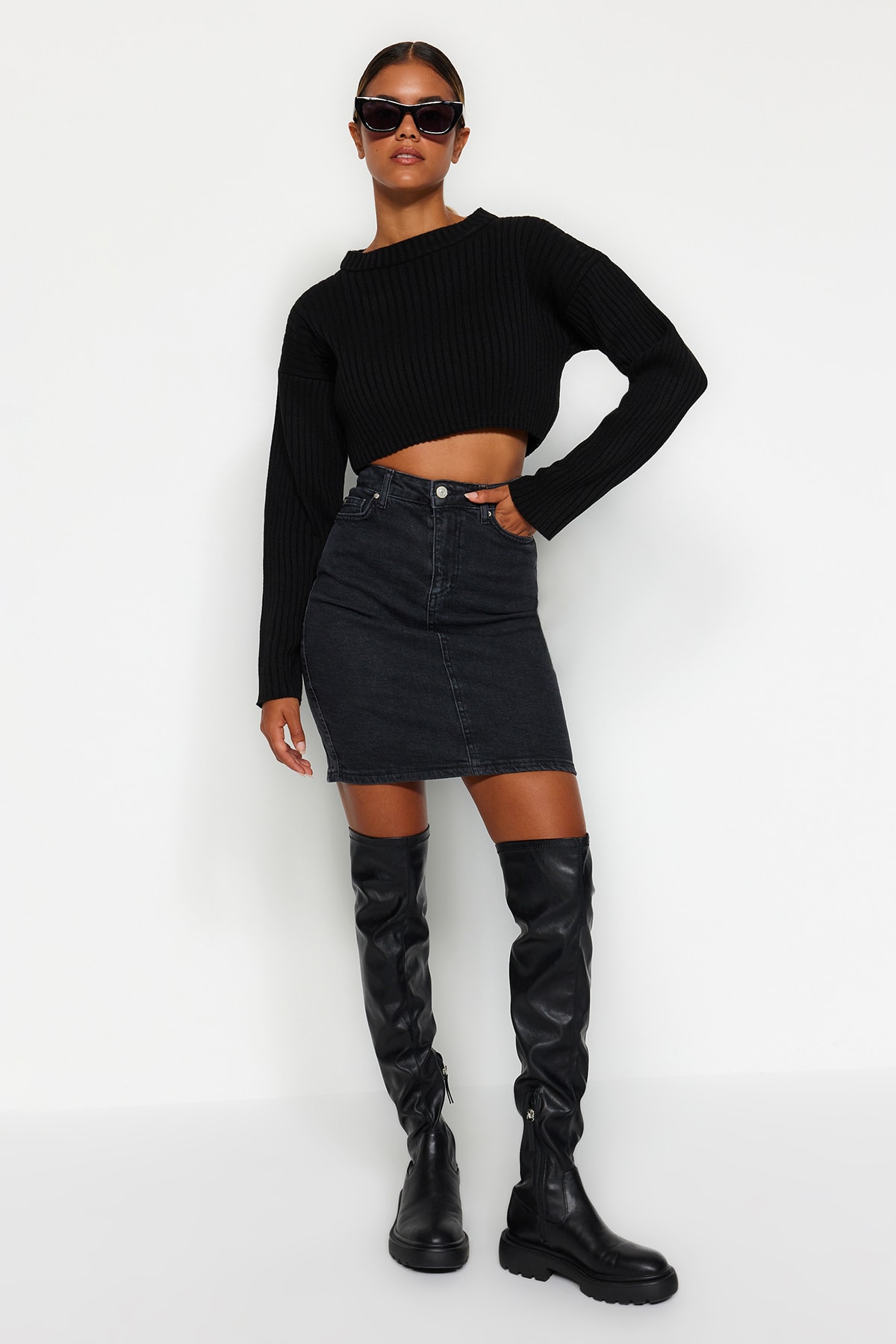 Мини-юбка Trendyol джинсовая с высокой талией, черный юбка guess джинсовая мини карманы размер 27 черный