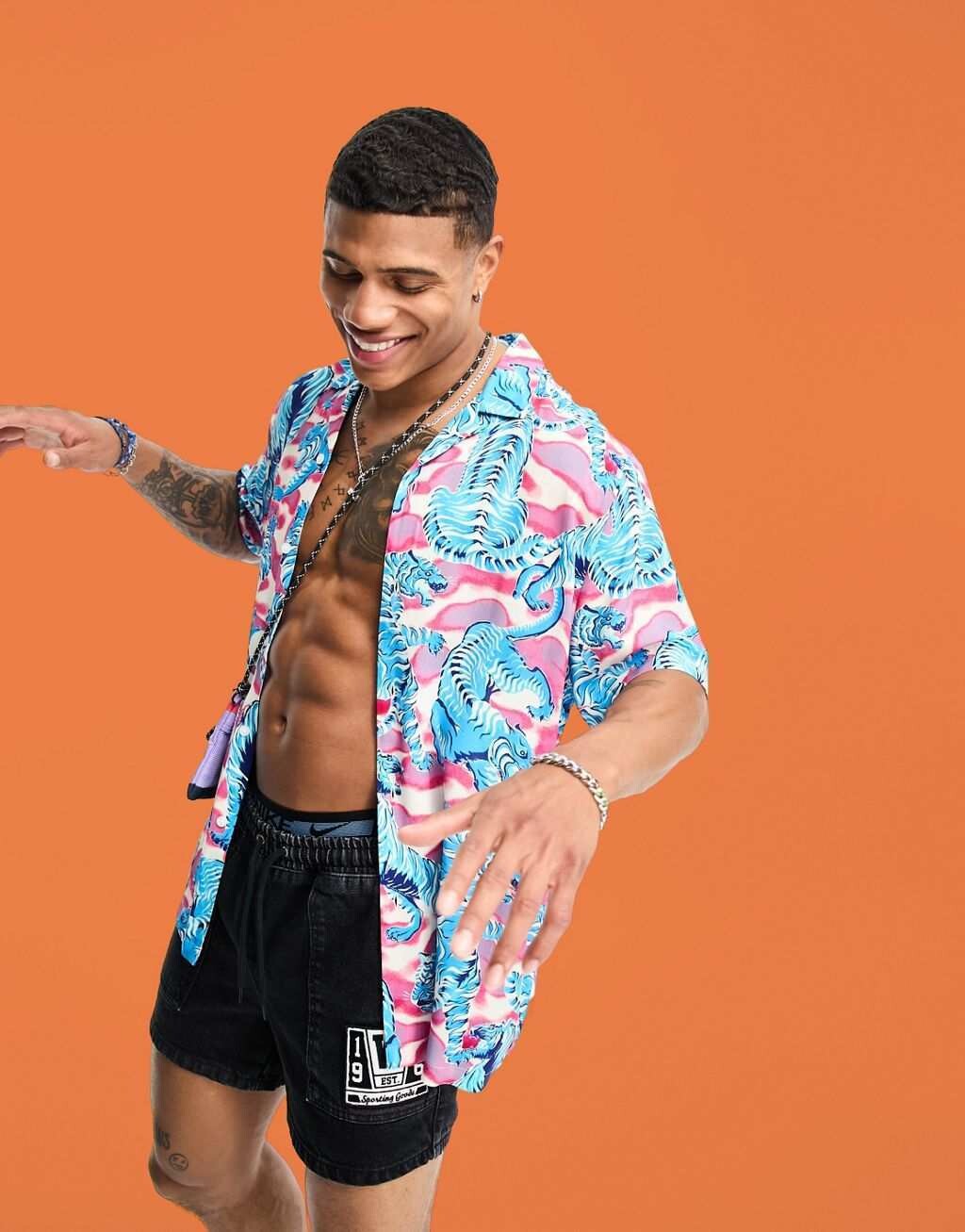 

Свободная рубашка с ярким тигровым принтом ASOS DESIGN Revere