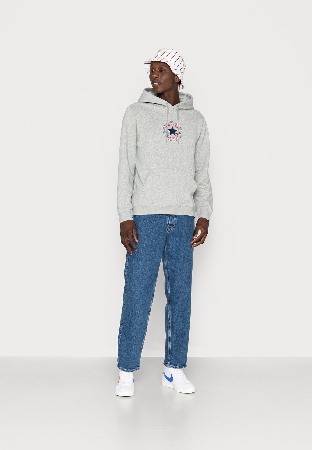 

Толстовка ПЕРЕЙТИ К CHUCK TAYLOR PATCH HOODIE UNISEX Converse, серый