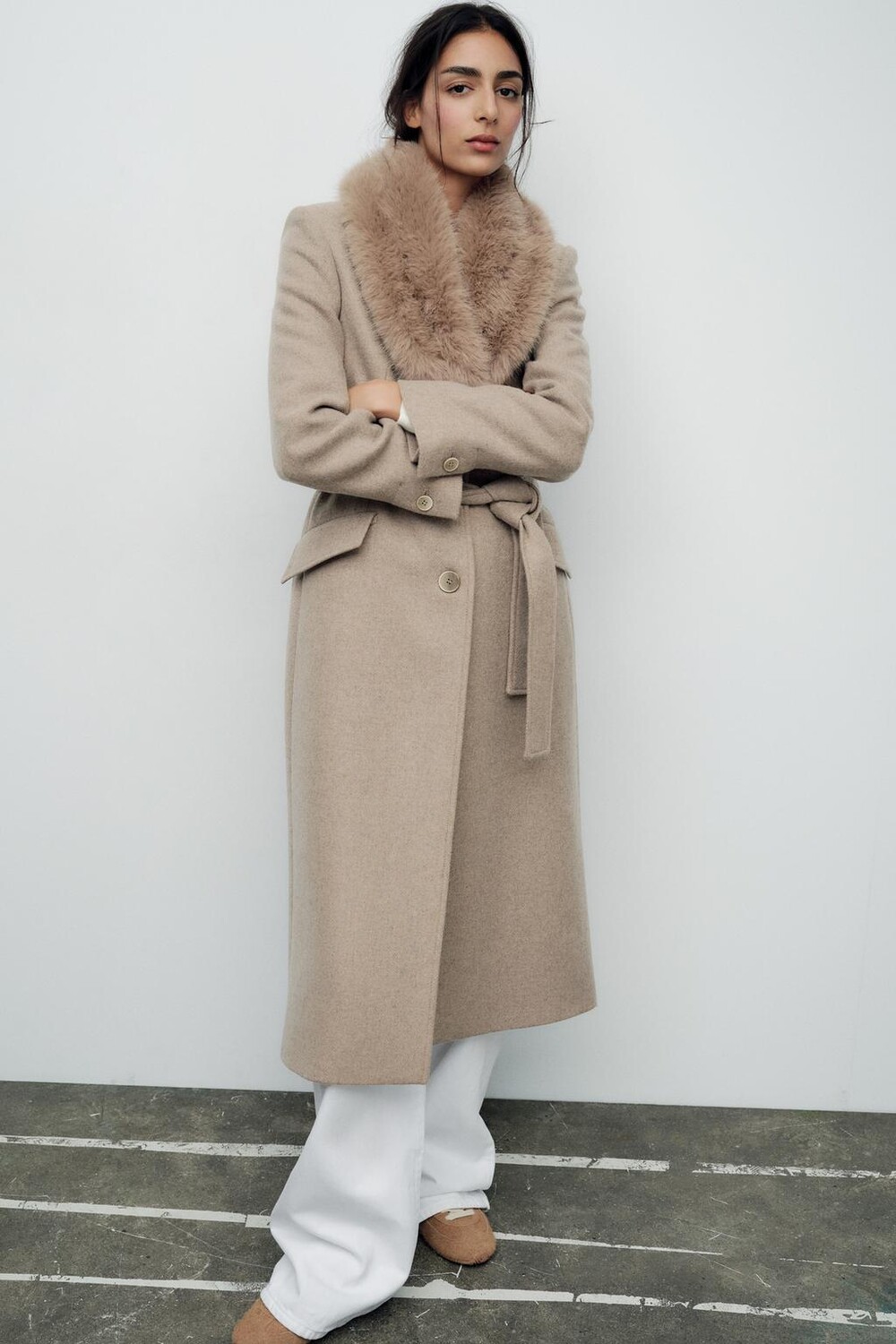 

Пальто с искусственным мехом и лазурными лазуритами ZARA, кэмел