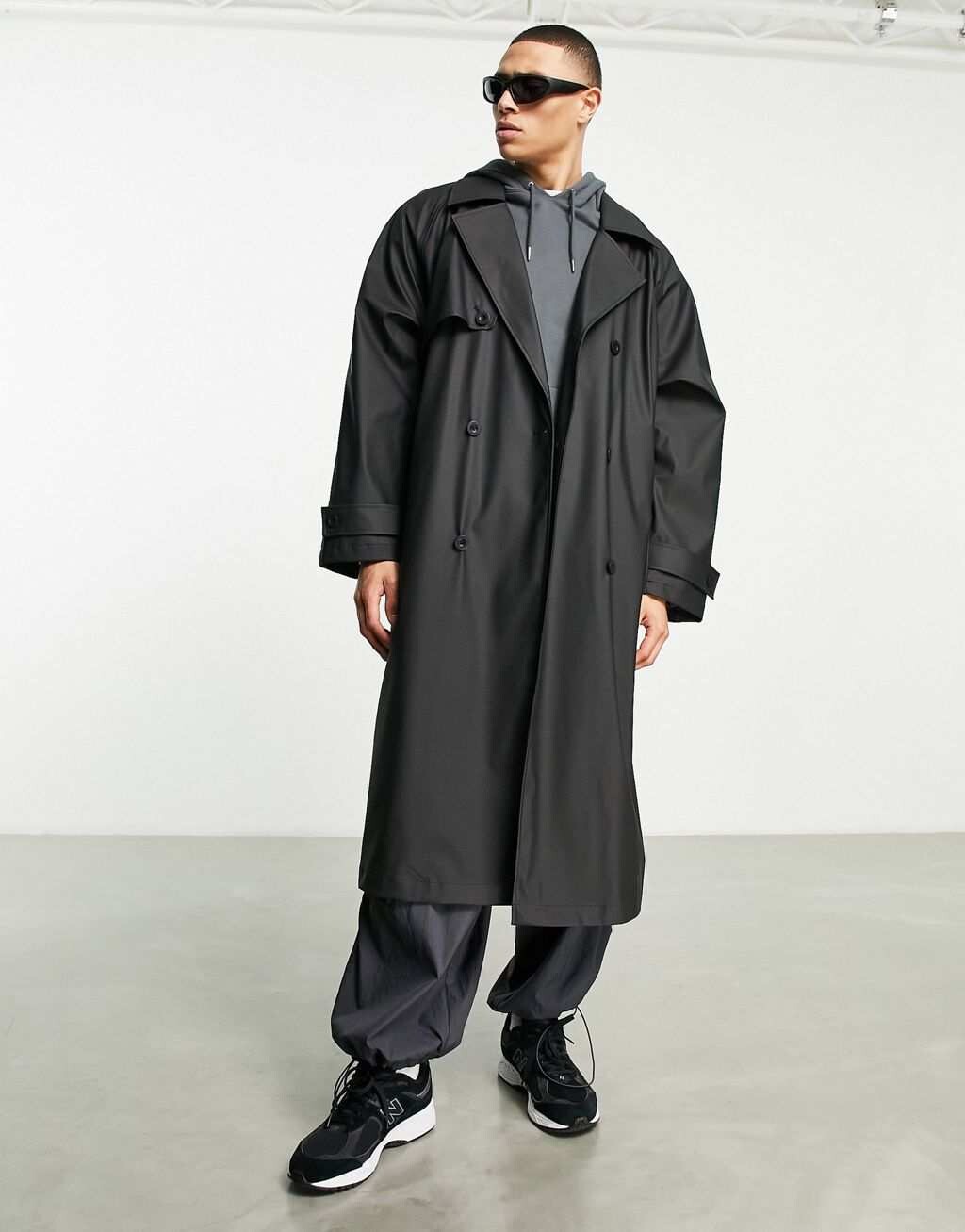 

Черный прорезиненный тренч оверсайз ASOS DESIGN