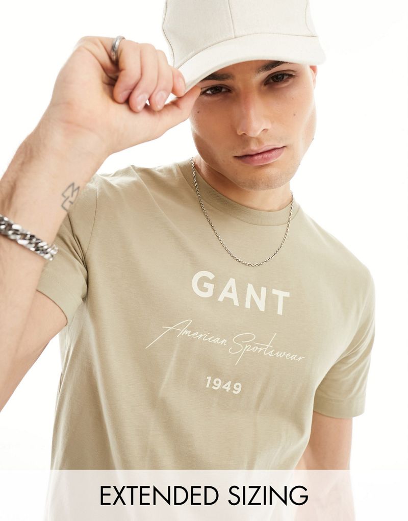 

GANT – светло-коричневая футболка с большим текстовым логотипом