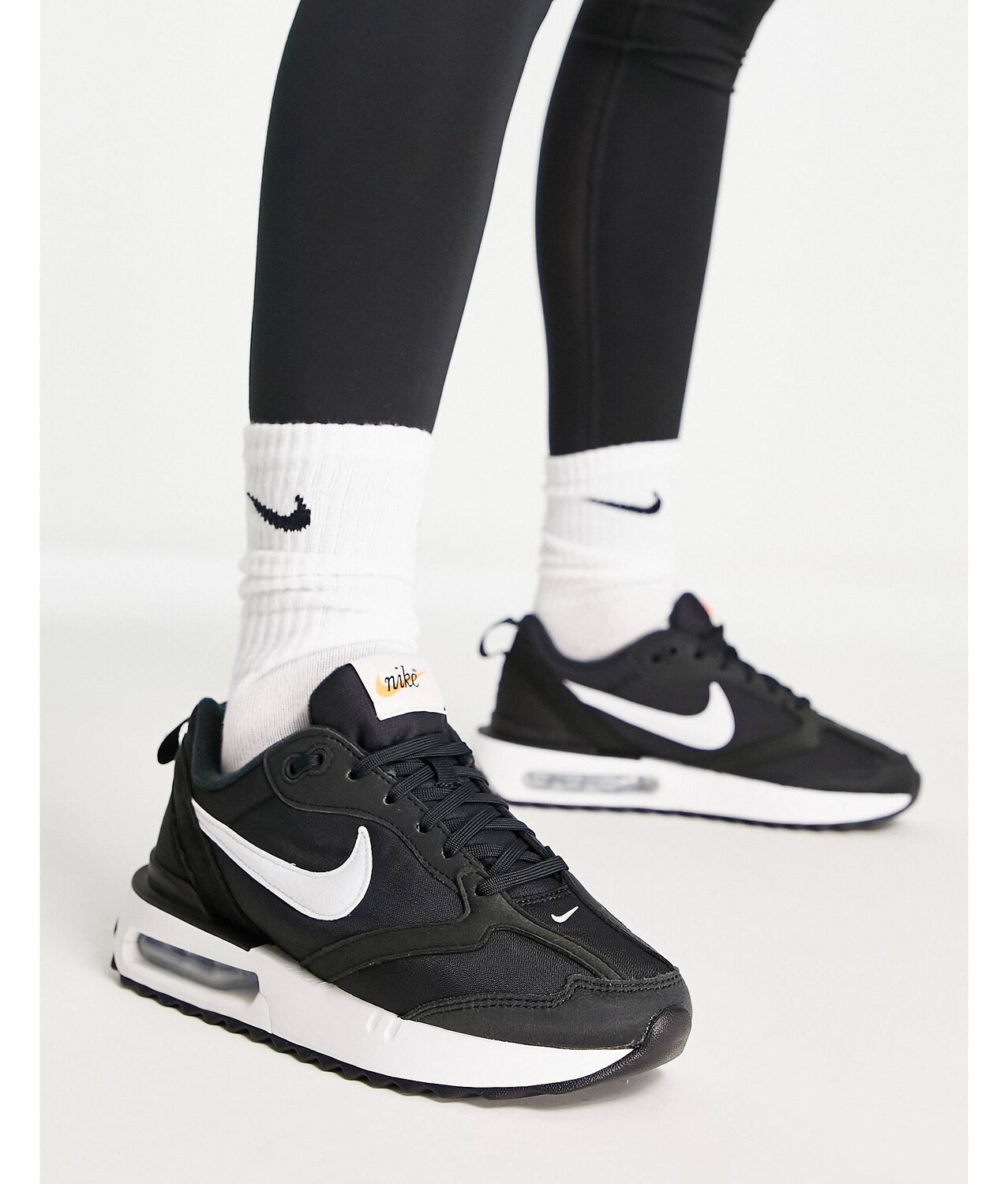 

Черно-белые кроссовки Nike Air Max Dawn