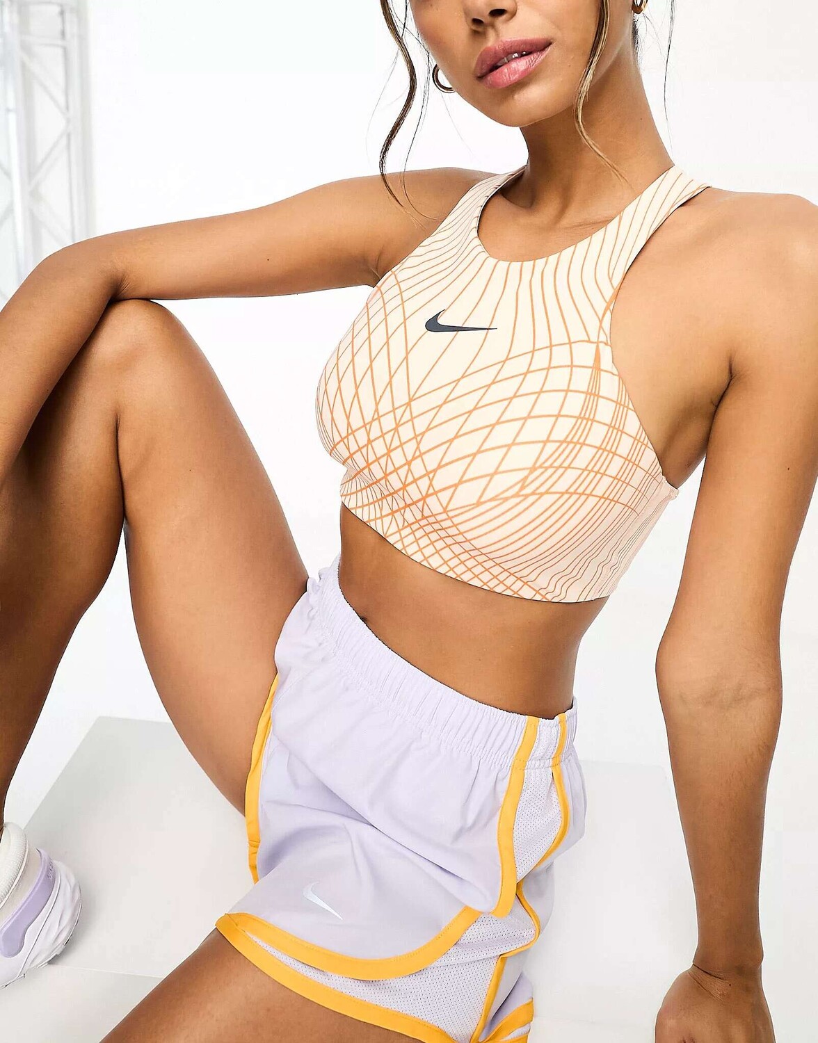 

Оранжевый спортивный бюстгальтер Nike Swoosh Dri-Fit