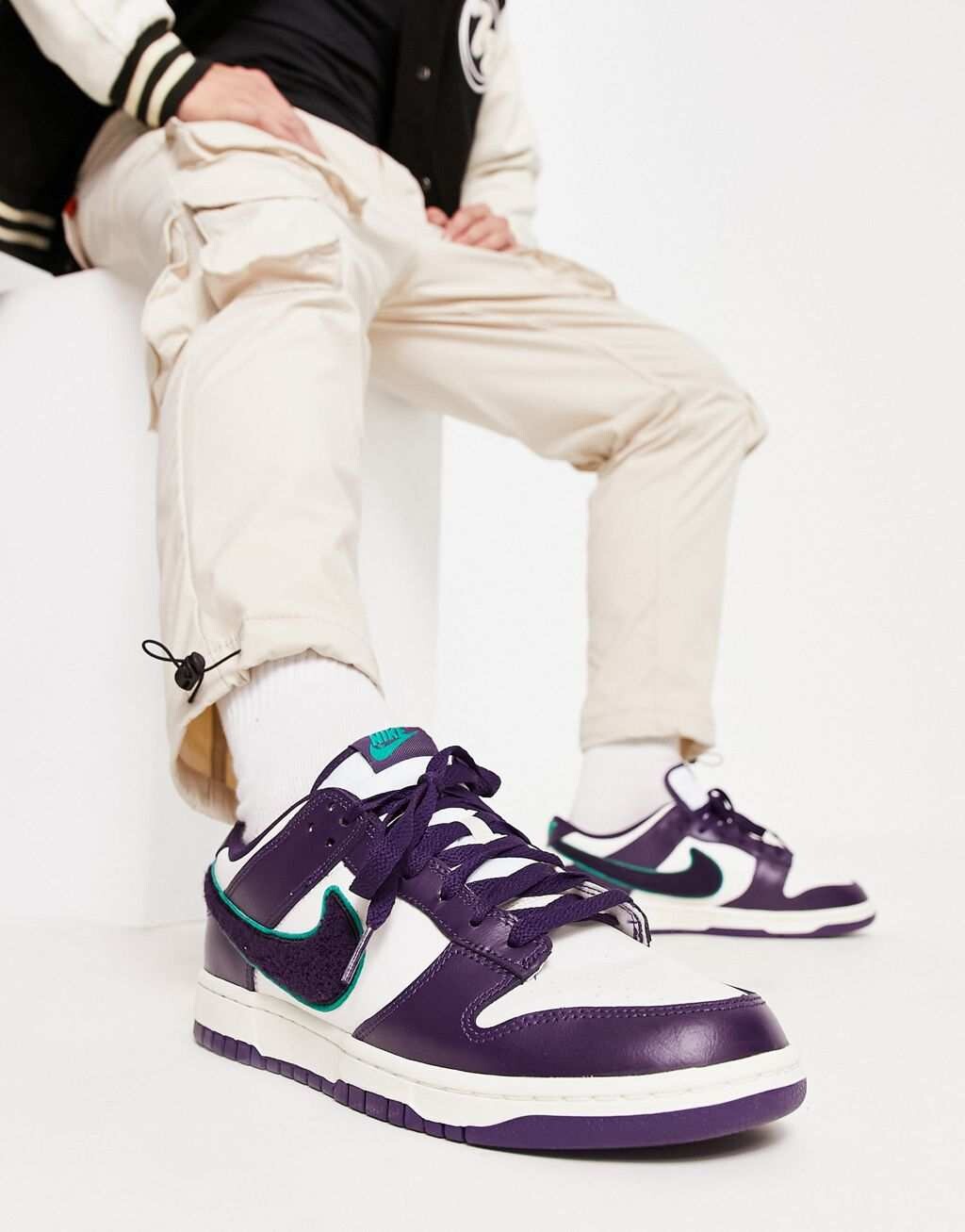 

Ярко-фиолетовые кроссовки Nike Dunk Low в стиле ретро