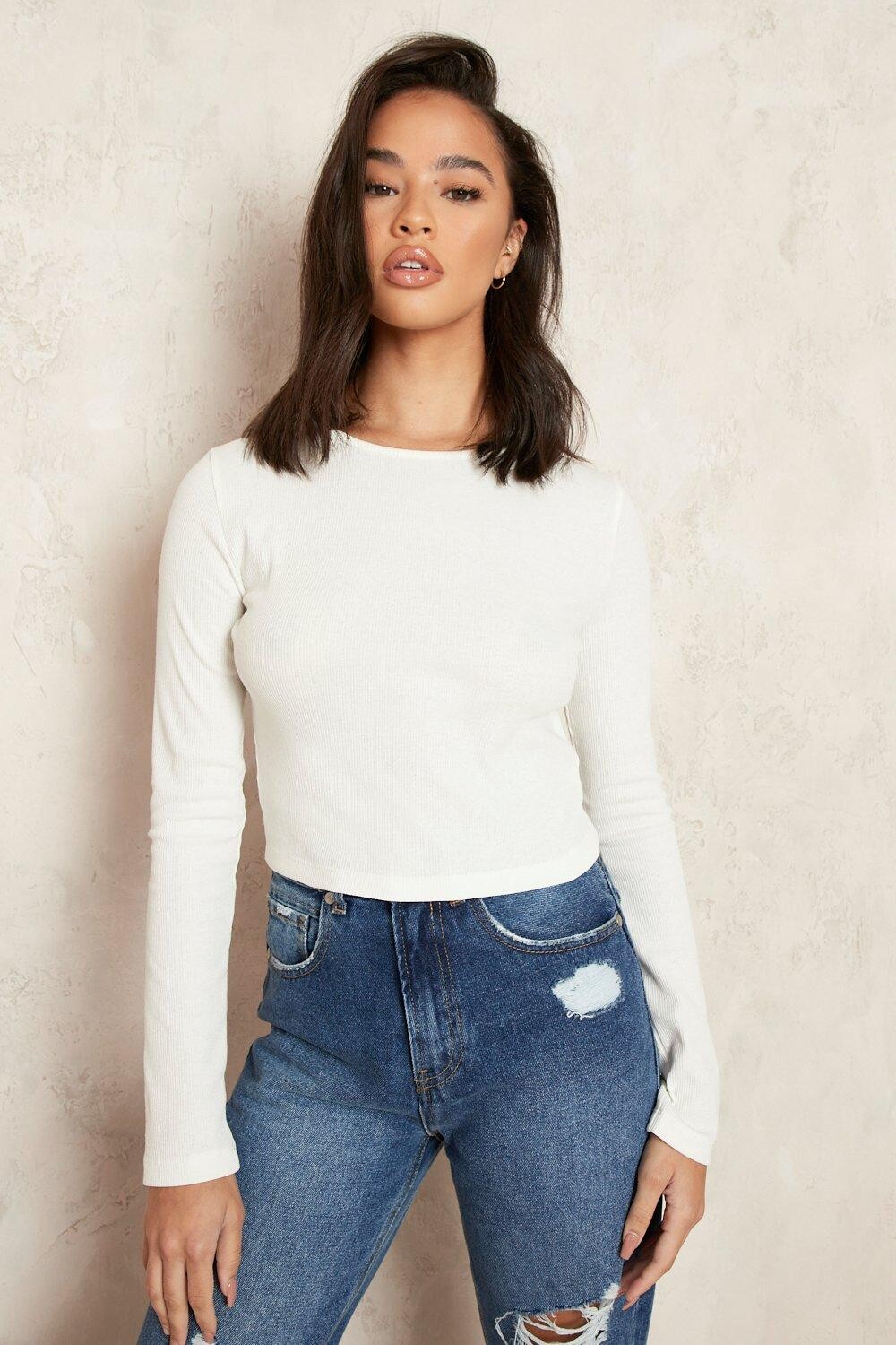 

Укороченный топ в ребку с длинным рукавом Boohoo, экру