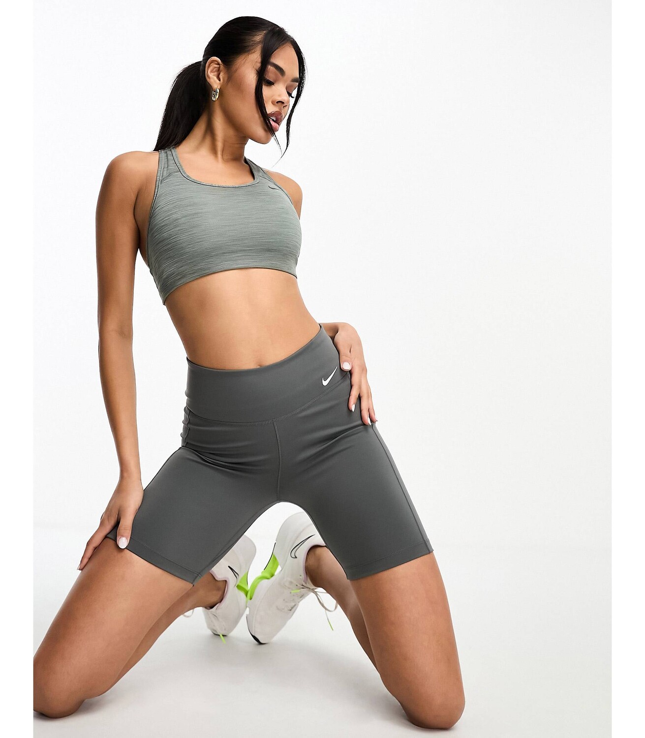 

Серые герметичные шорты с высокой посадкой Nike Training One