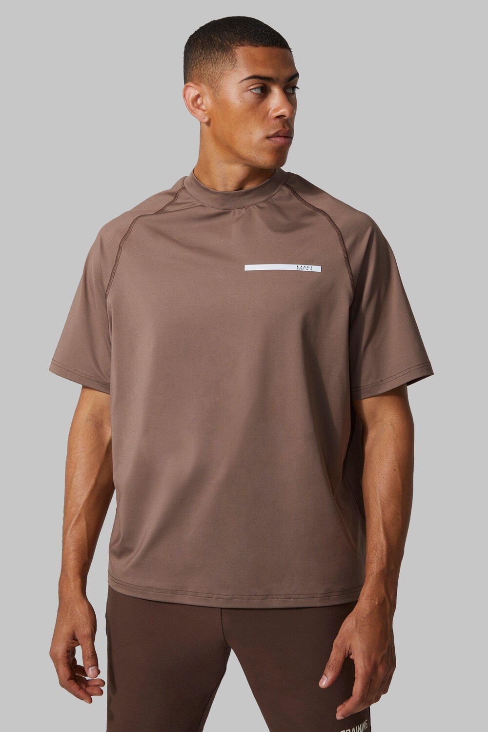 

Мужская футболка active boxy raglan performance Boohoo, мокка