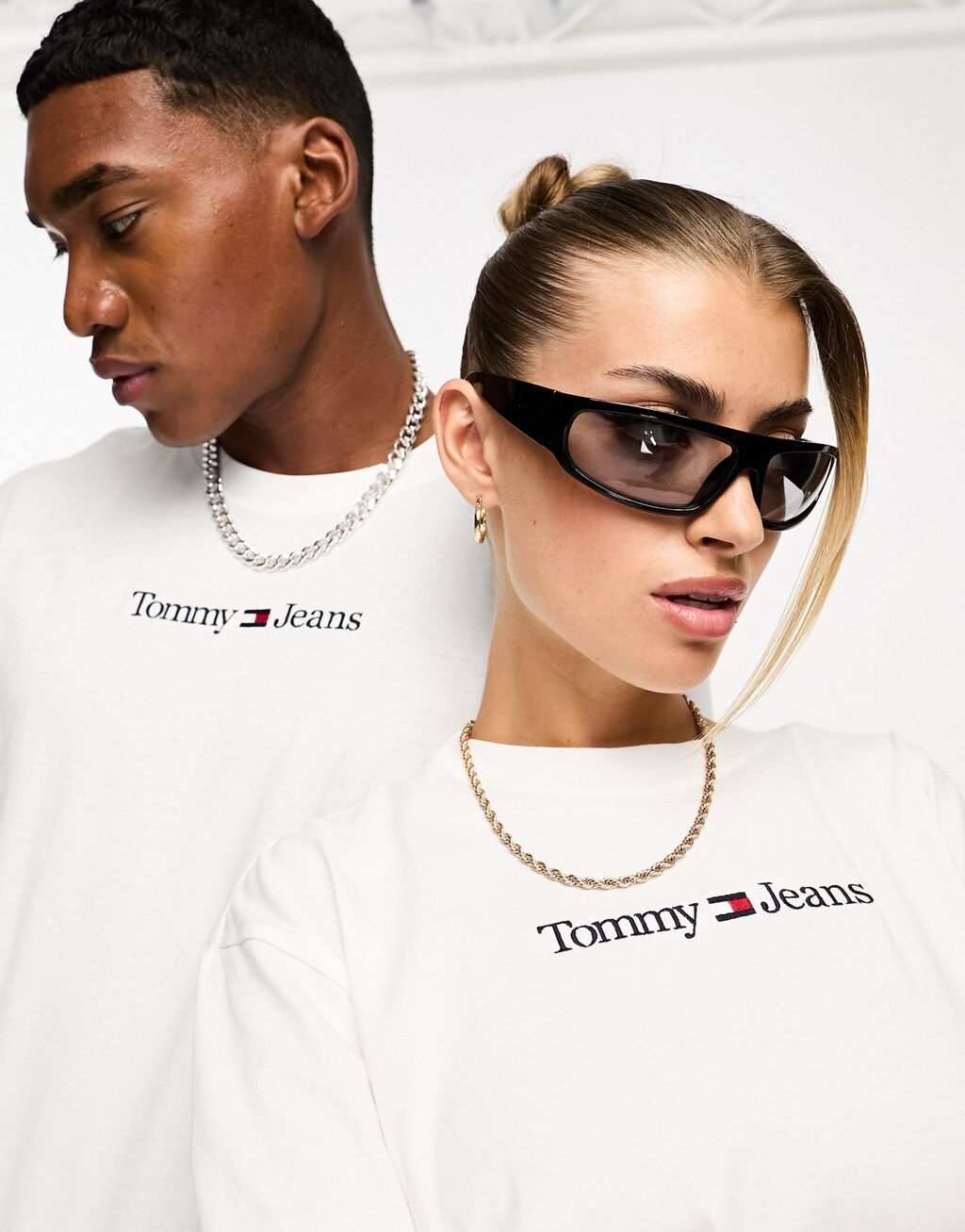 

Белая футболка унисекс классического кроя с линейным логотипом Tommy Jeans