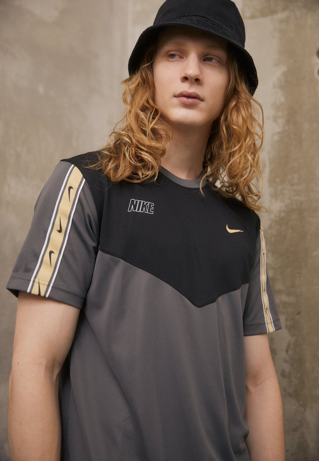 

Футболка с принтом REPEAT TEE Nike Sportswear, серый