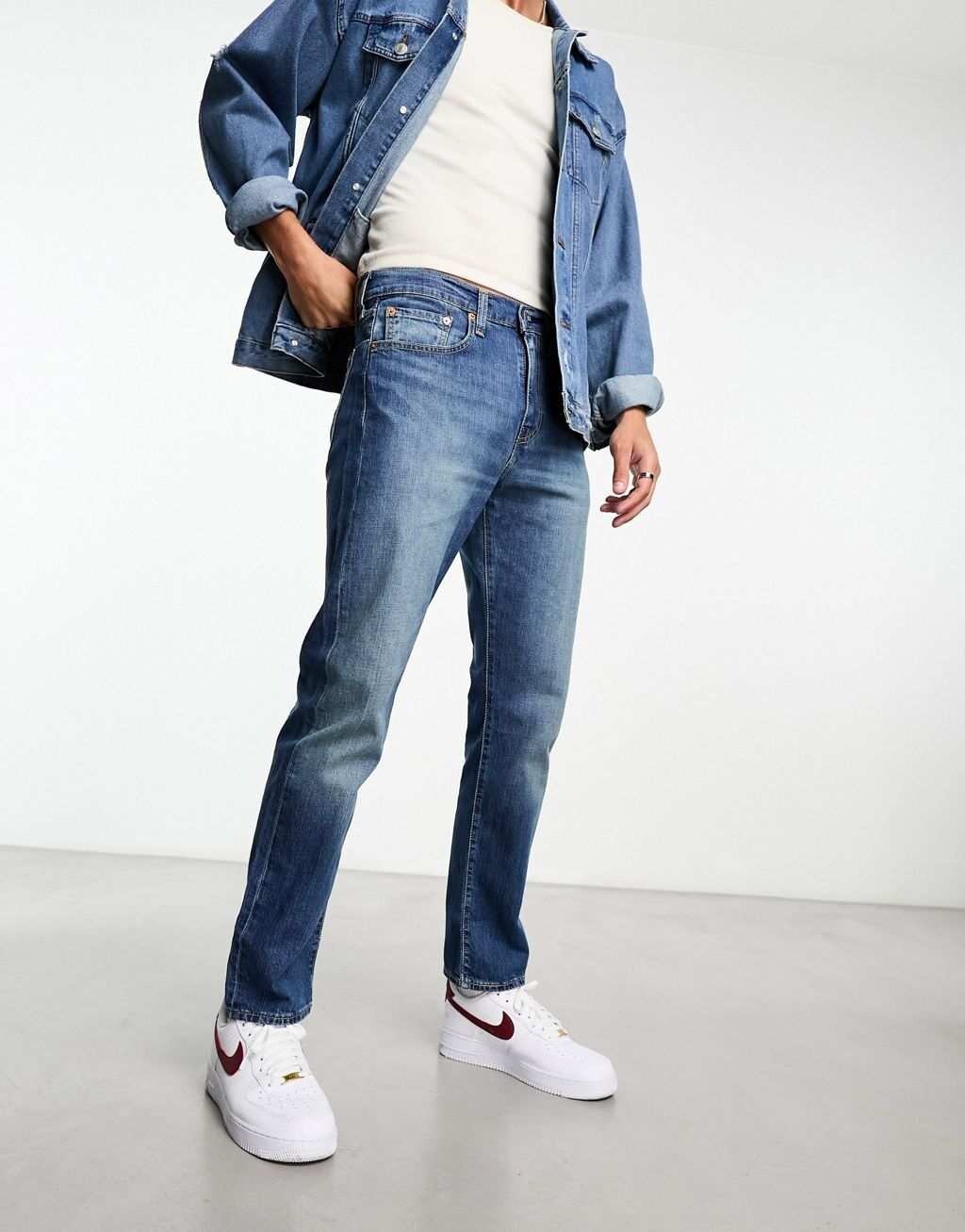 

Голубые зауженные джинсы Levi's 502