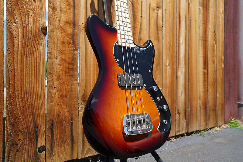 Басс гитара G&L USA Fullerton Deluxe Fallout Bass 30-inch Short Scale 3-Tone Sunburst 4-String Bass w/Bag 2022
