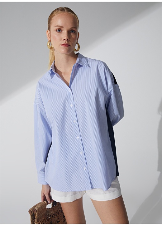 Рубашка Oversize в полоску синего цвета — белая женская рубашка Fabrika