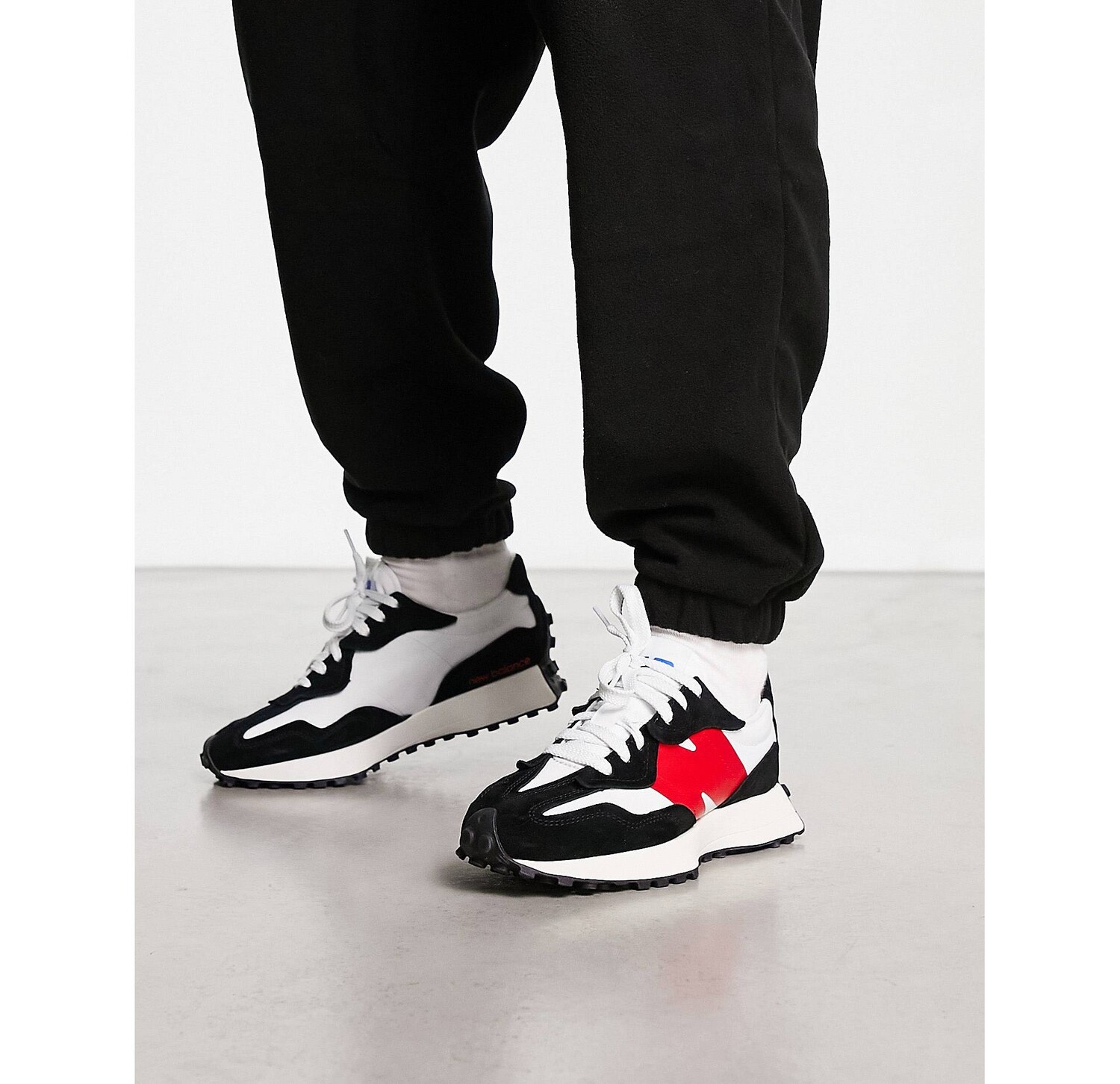 

Кроссовки New Balance 327 белого, черного и красного цветов