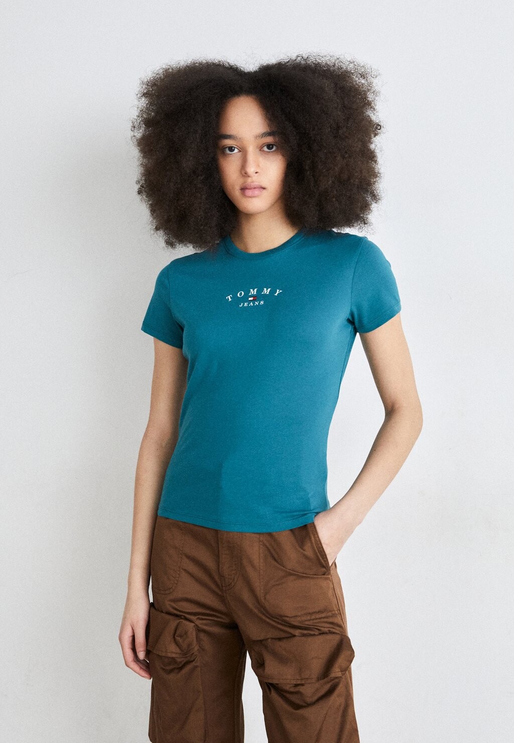 

Базовая футболка ESSENTIAL LOGO Tommy Jeans, бирюзовый
