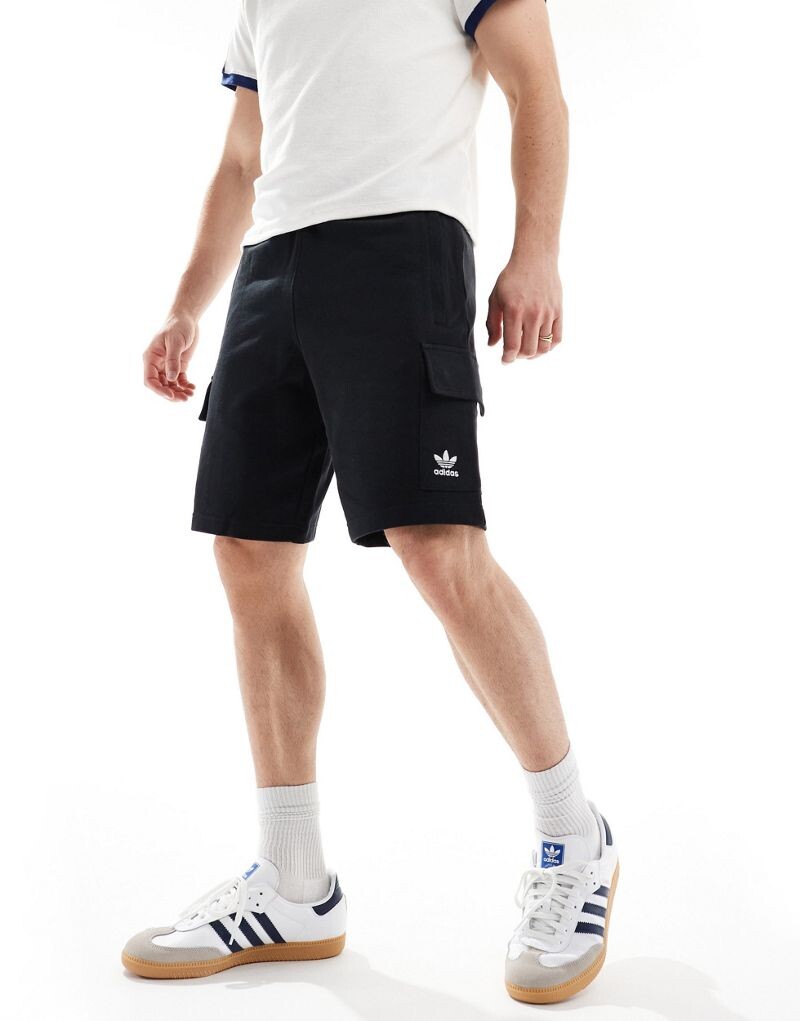 

Черные шорты-карго adidas Essentials
