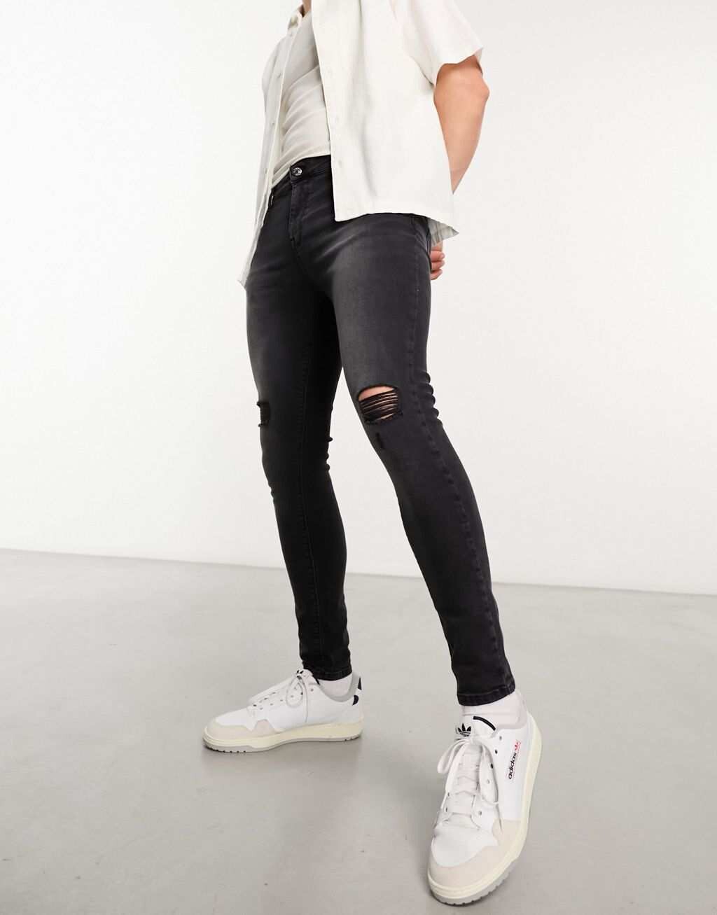 

Черные джинсы с эластичными разрезами на коленях ASOS DESIGN
