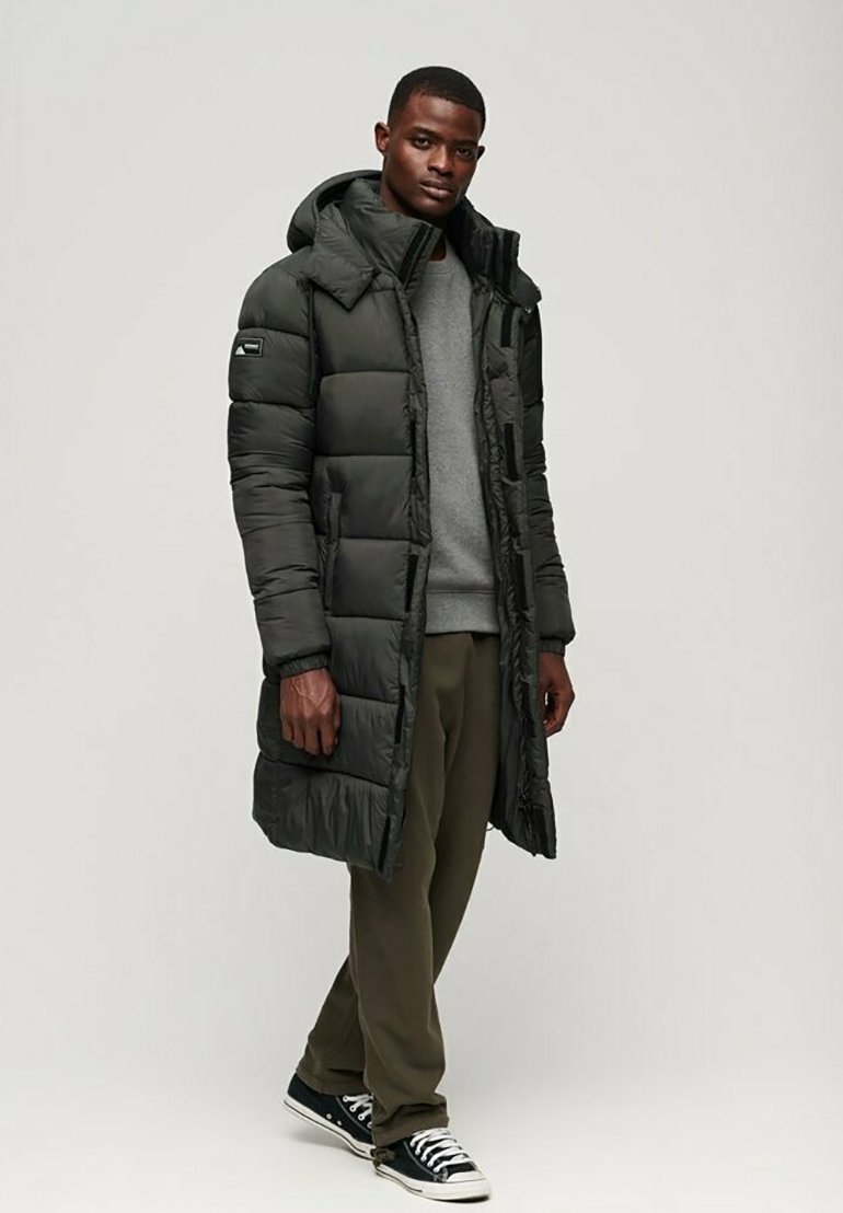 цена Зимнее пальто RIPSTOP LONGLINE PUFFER Superdry, цвет black grid