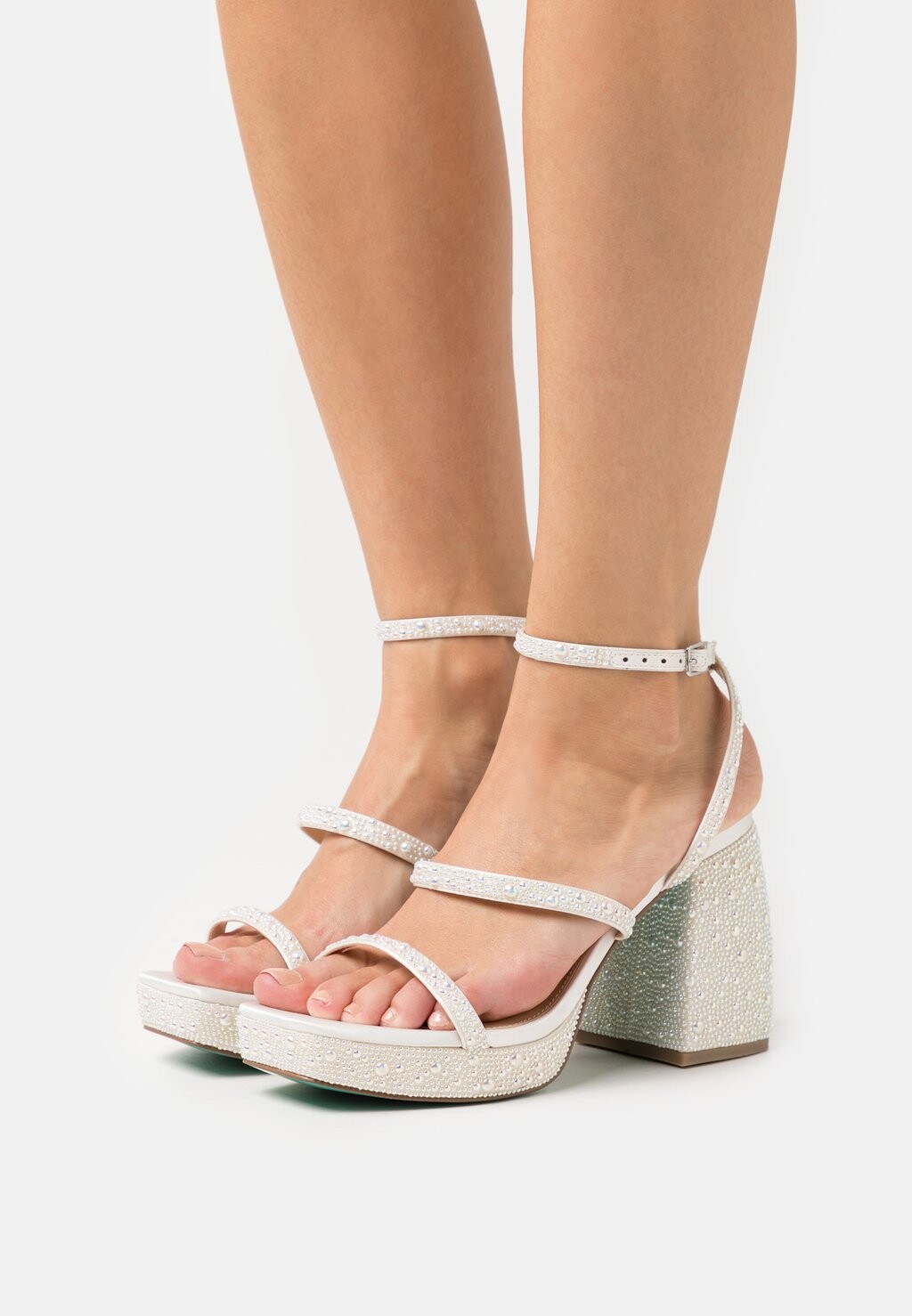 

Босоножки на высоком каблуке Blue by Betsey Johnson, белый