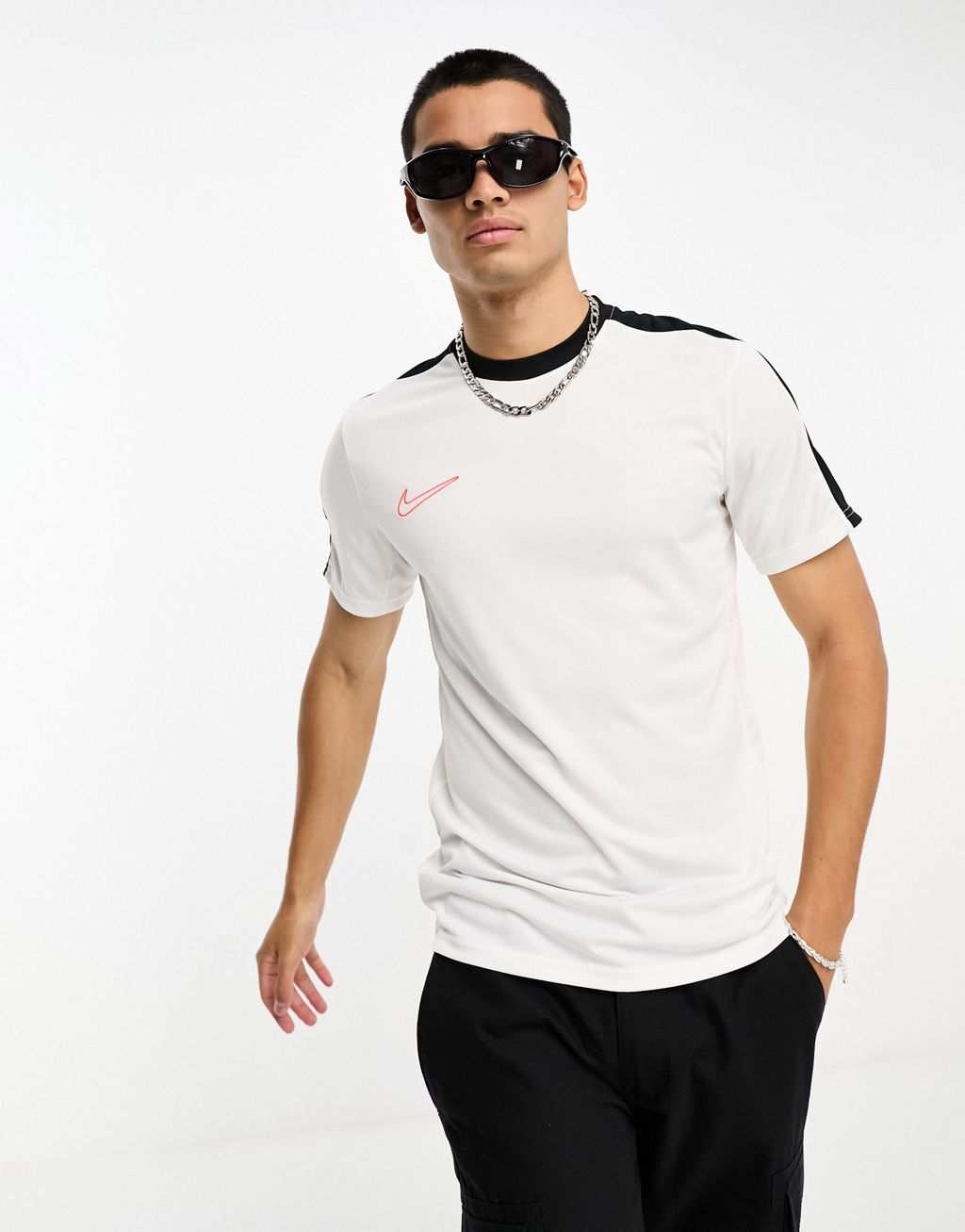 

Бело-черная футболка Nike Football Academy 23 Dri-Fit, Черный