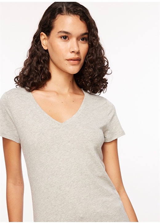 Однотонная серая женская футболка с V-образным вырезом Gap