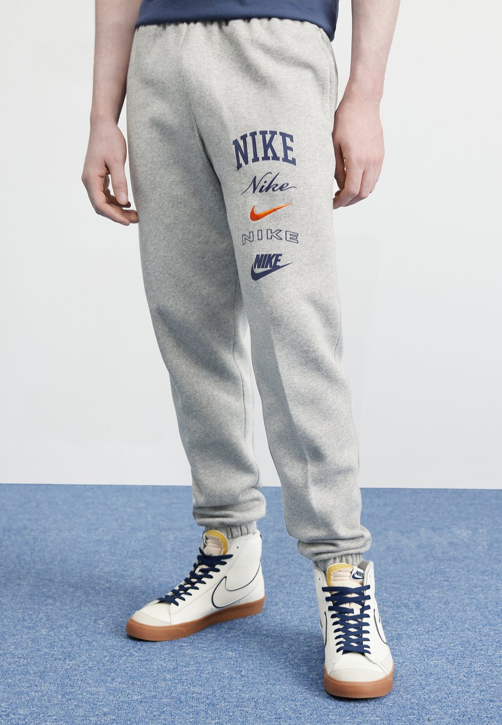 Спортивные брюки Club Pant Stack Nike, цвет grey heather/lt smoke grey/midnight navy/safety orange