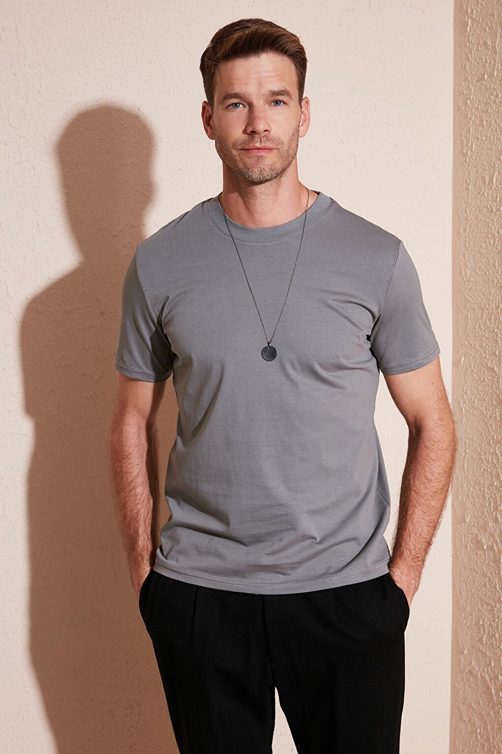 Базовая футболка стандартного кроя из хлопка с круглым вырезом 59020201 Buratti, светлый хаки