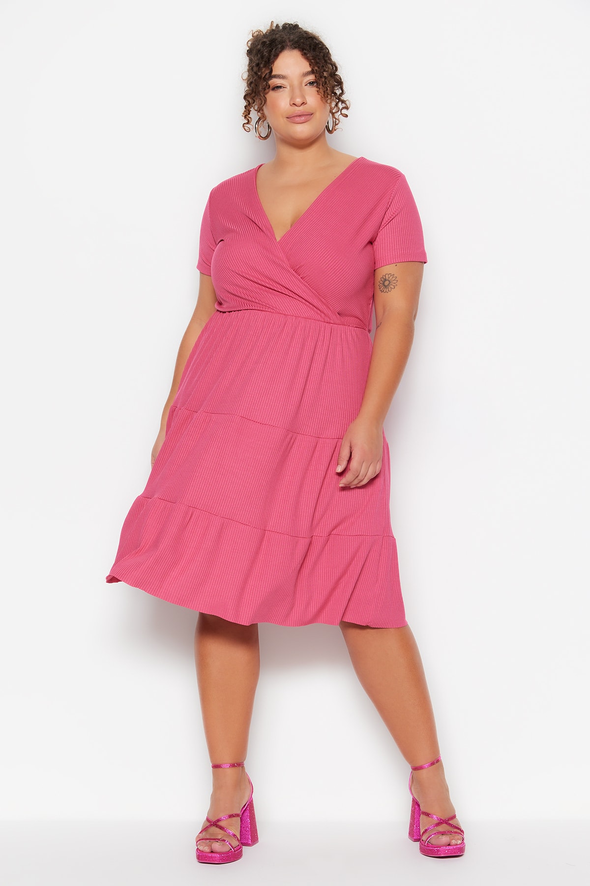 цена Трикотажное платье цвета фуксии с V-образным вырезом и воланами Trendyol, розовый