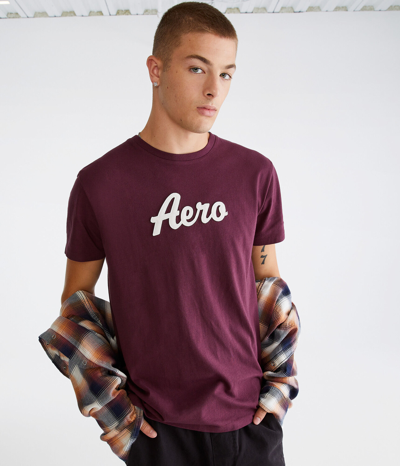 

Футболка с графическим рисунком и аппликацией Aero Script Aeropostale, фиолетовый