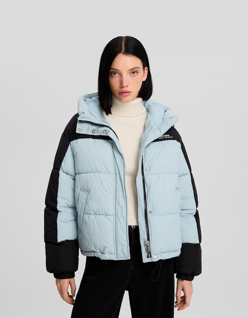 

Куртка из смесового нейлона с капюшоном и цветными вставками Bershka, синий
