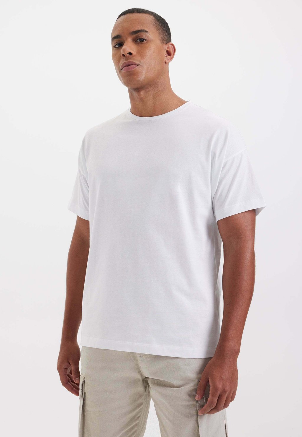Базовая футболка Thomas O-Neck WESTMARK LONDON, белый цена и фото