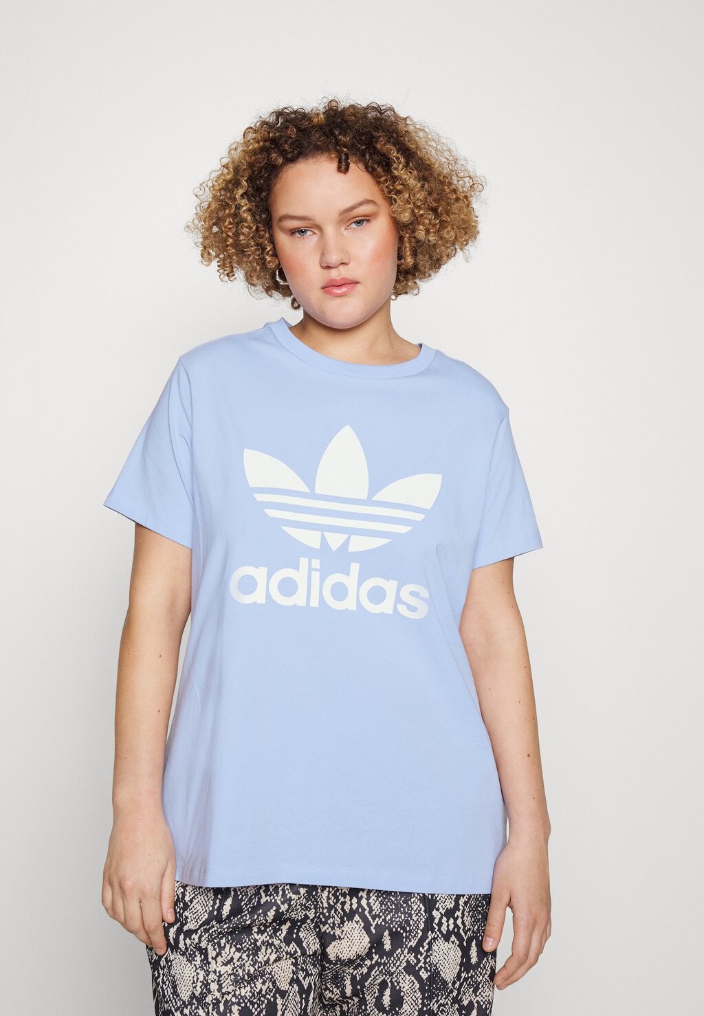 

Футболка с принтом adidas Originals, синий