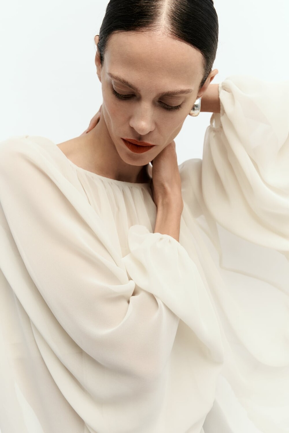 

Струящийся топ со сборками ZARA, экру